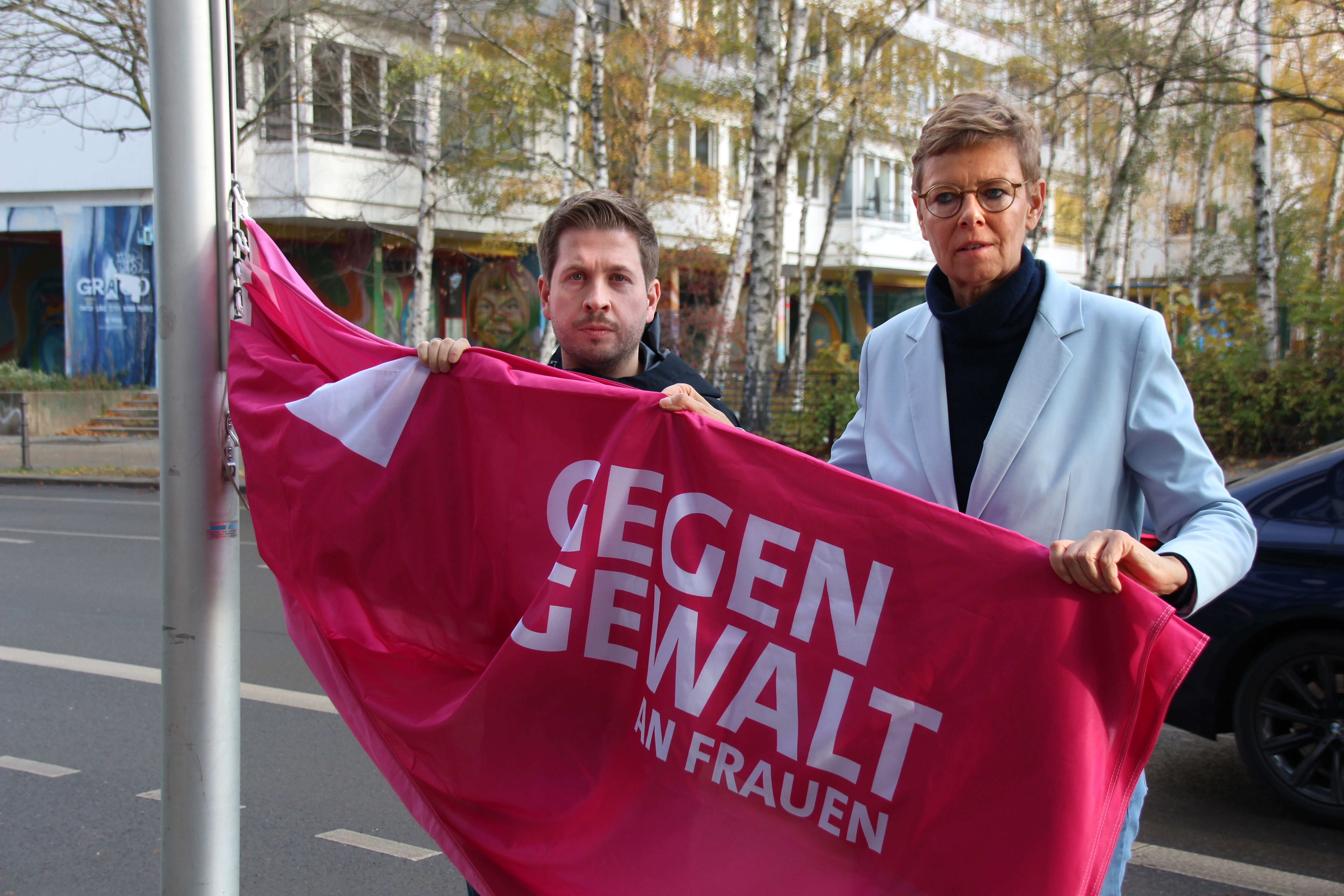 Zeigen Flagge gegen Gewalt an Frauen: SPD Generalsekretär Kevin Kühnert und die ASF-Vorsitzende Ulrike Häfner