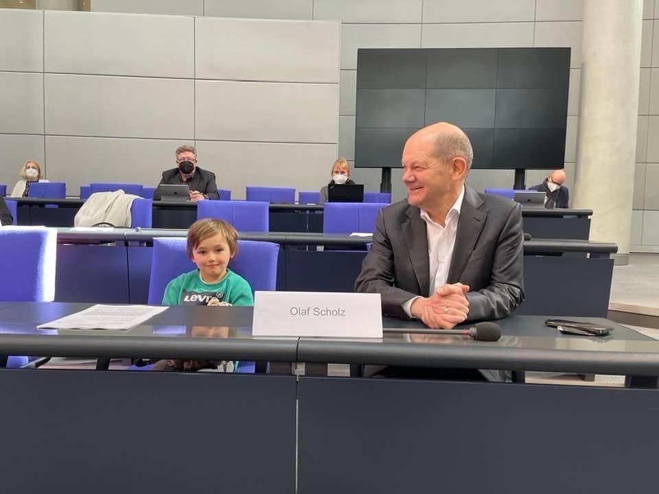 Direkt neben dem Kanzler: Während der Sondersitzung der SPD-Fraktion durfte der 6-jährige Levi neben Olaf Scholz sitzen.