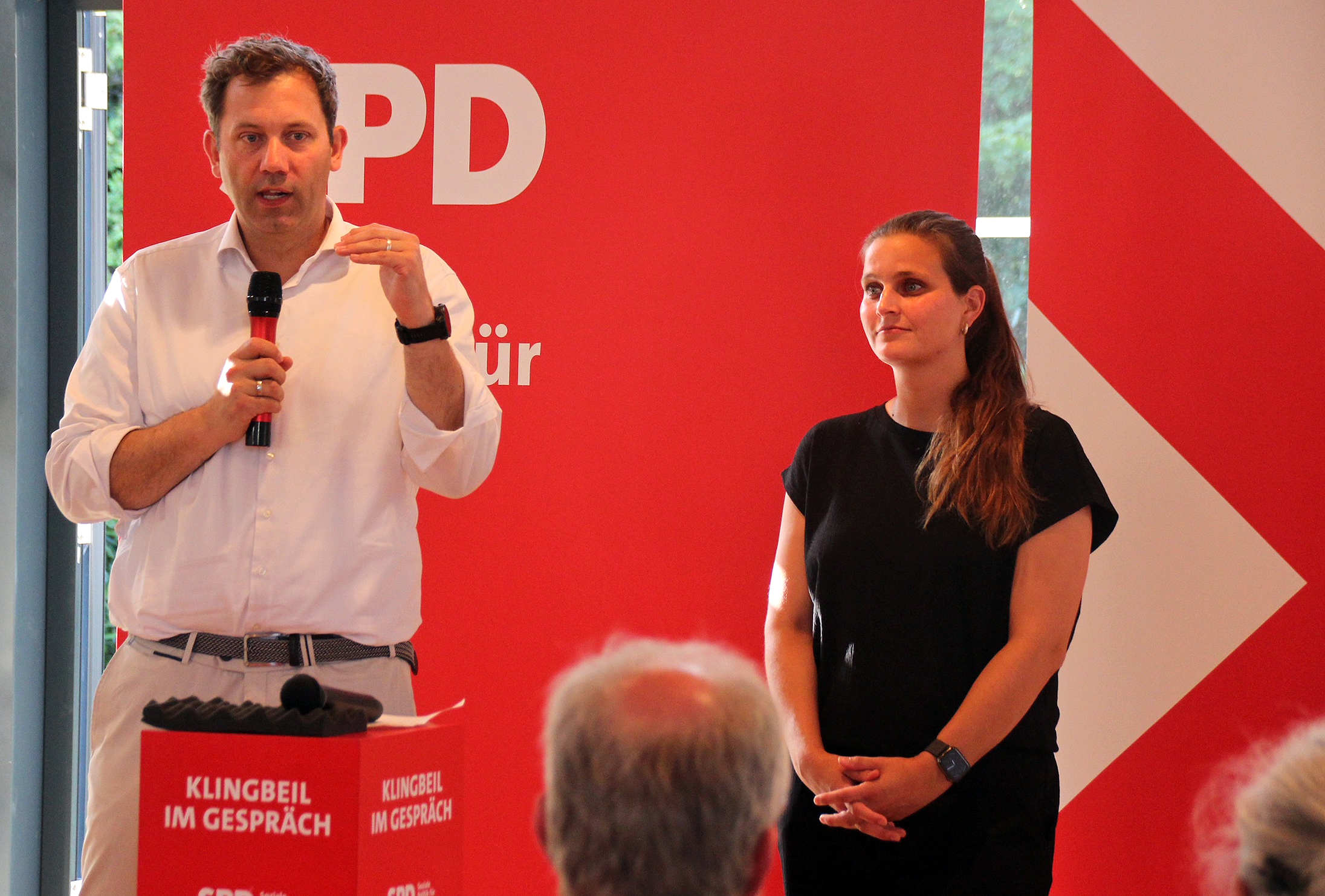 „Wir müssen mehr miteinander diskutieren.“ SPD-Chef Lars Klingbeil mit der Bundestagsabgeordneten Maja Wallstein am Dienstagabend in Forst in der Lausitz