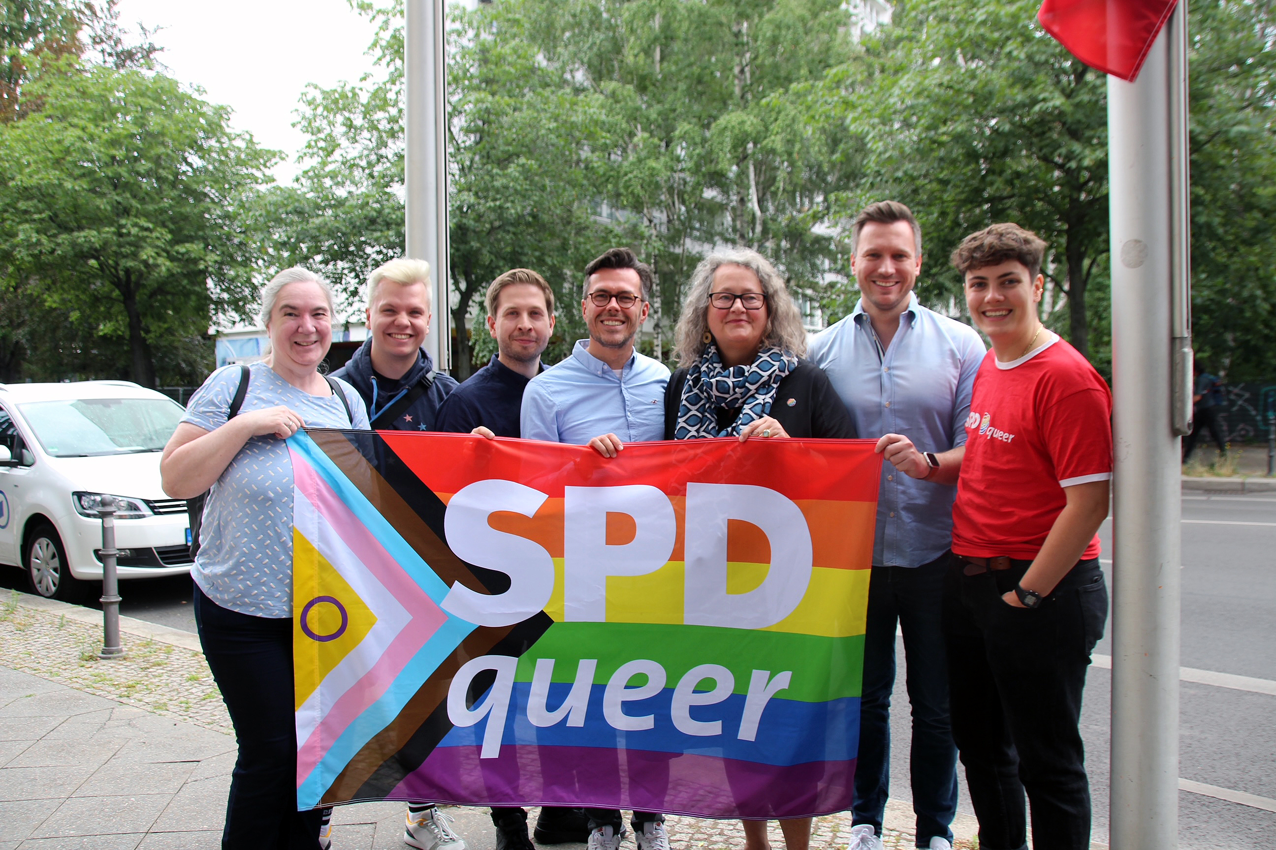 Wichtiges Zeichen für Toleranz: Vor dem Willy-Brandt-Haus weht zum CSD die Progressive-Pride-Flagge.