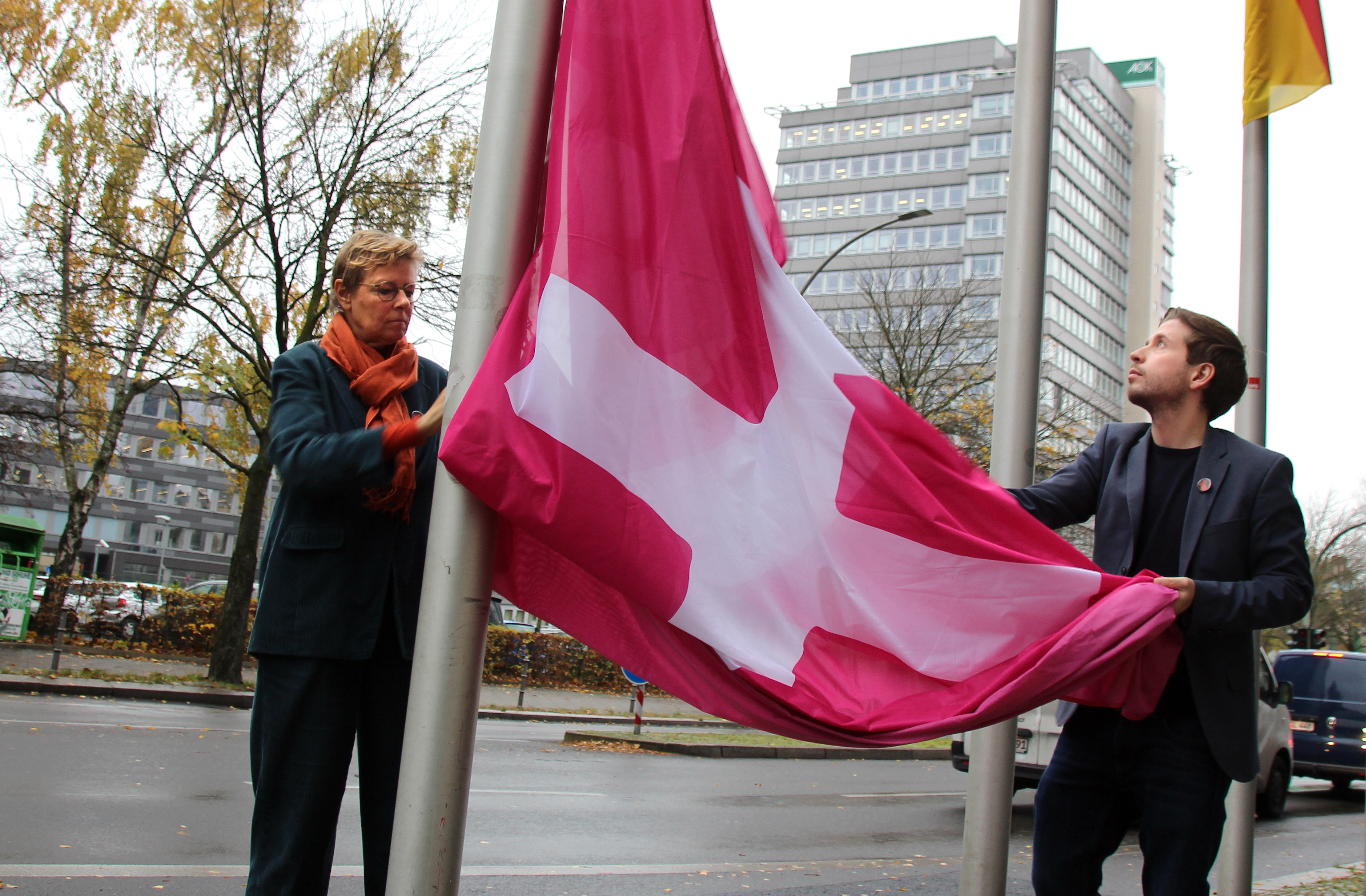 Flagge zeigen gegen Gewalt gegen Frauen: Ulrike Häfner und Kevin Kühnert am Willy-Brandt-Haus