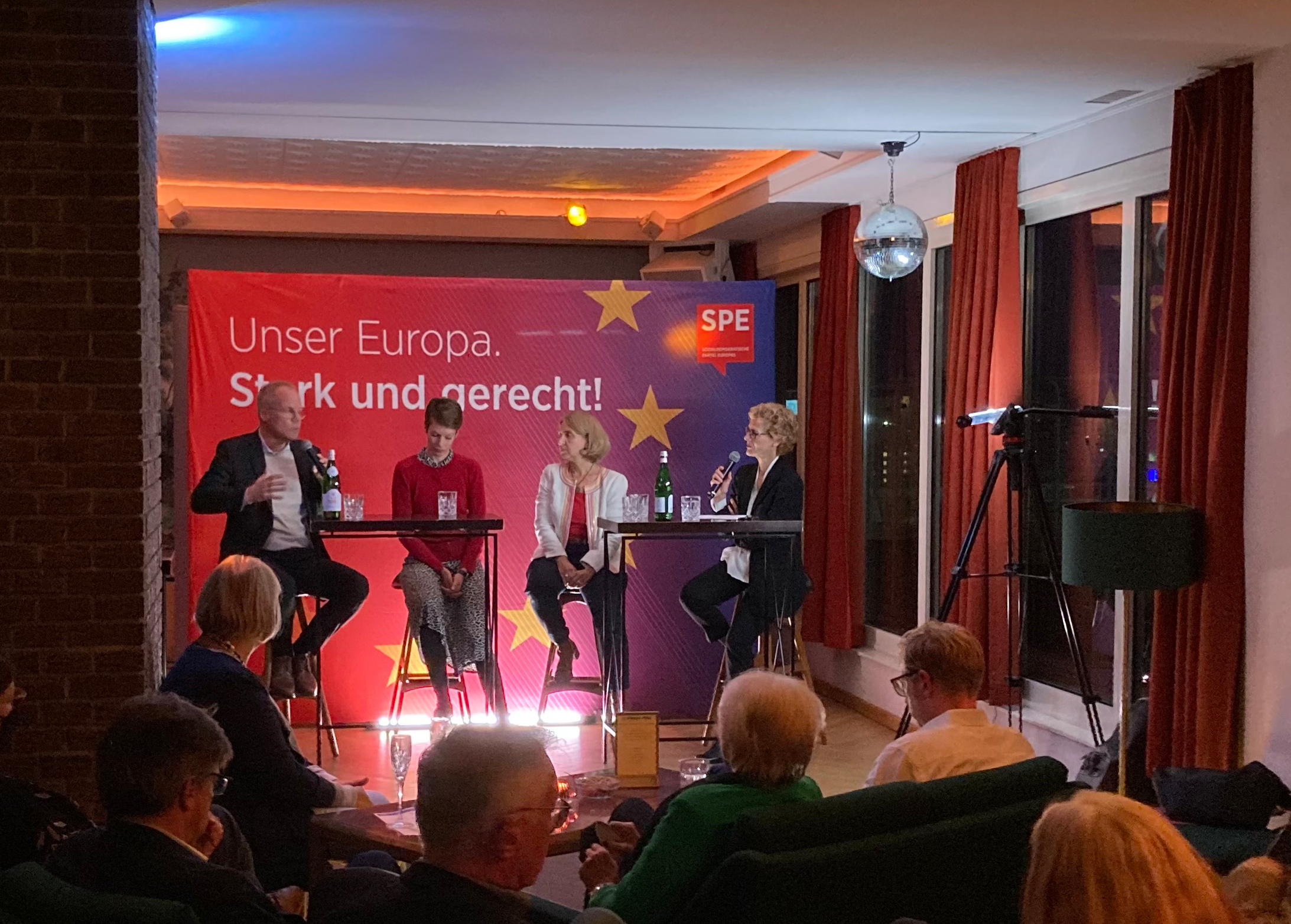 „Paris gilt weiter.“ SPD-Fraktionsvize Matthias Giersch bei der Diskussion mit Linn Selle und Anke Hassel