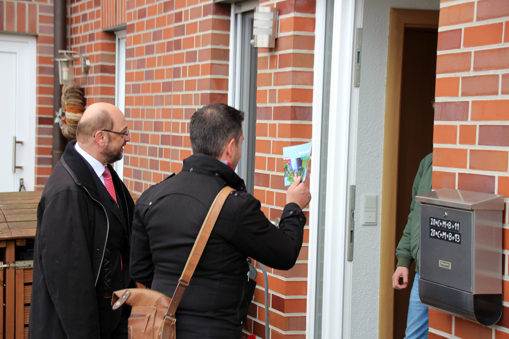  Martin Schulz und Landtagskandidat Marc Herter im Tür-zu-Tür-Wahlkampf in Hamm