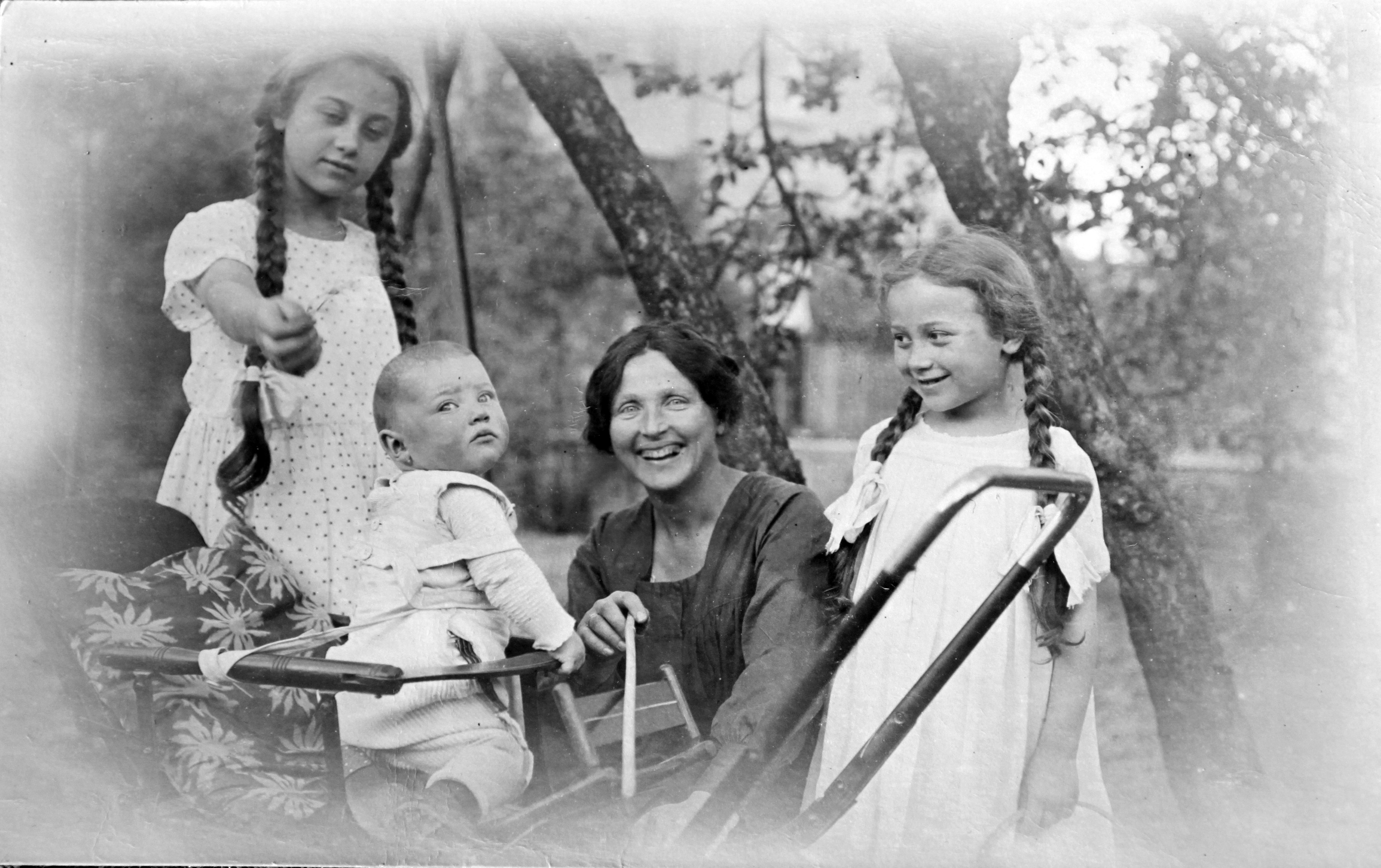 Privates Glück: Anna Haag 1923 mit ihren drei Kindern Isolde, Sigrid und Rudolf