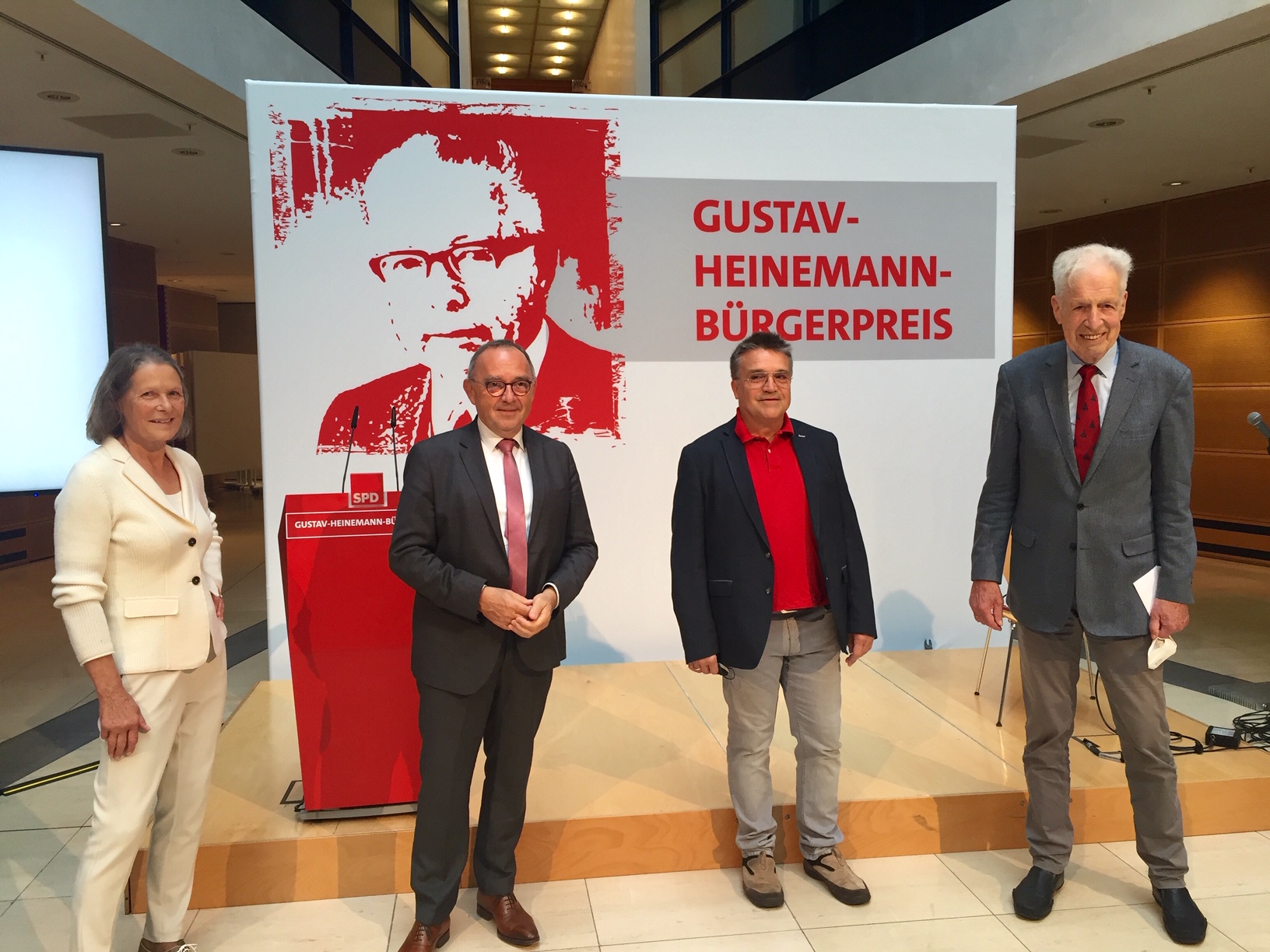 Verleihung des Gustav-Heinemann-Preises am 26.08.2021 in Berlin: Der Preisträger, „meet2respect“-Geschäftsführer Peter Conrad (2.v.r.) mit SPD-Chef Norbert Walter Borjans (2.v.l.), außen die Mitglieder des Kuratoriums Christina Rau und Henning Scherf