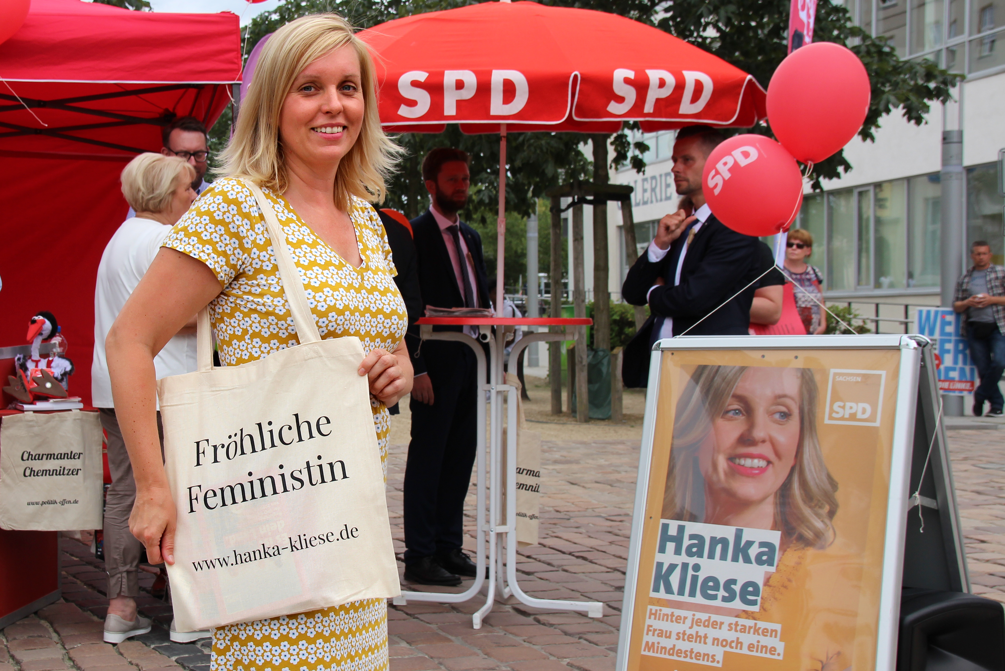 „Wir sind kein Moloch, sondern wir sind eine fantastische Stadt in der ich gern lebe.“ Hanka Kliese zeigt Flagge für Chemnitz.