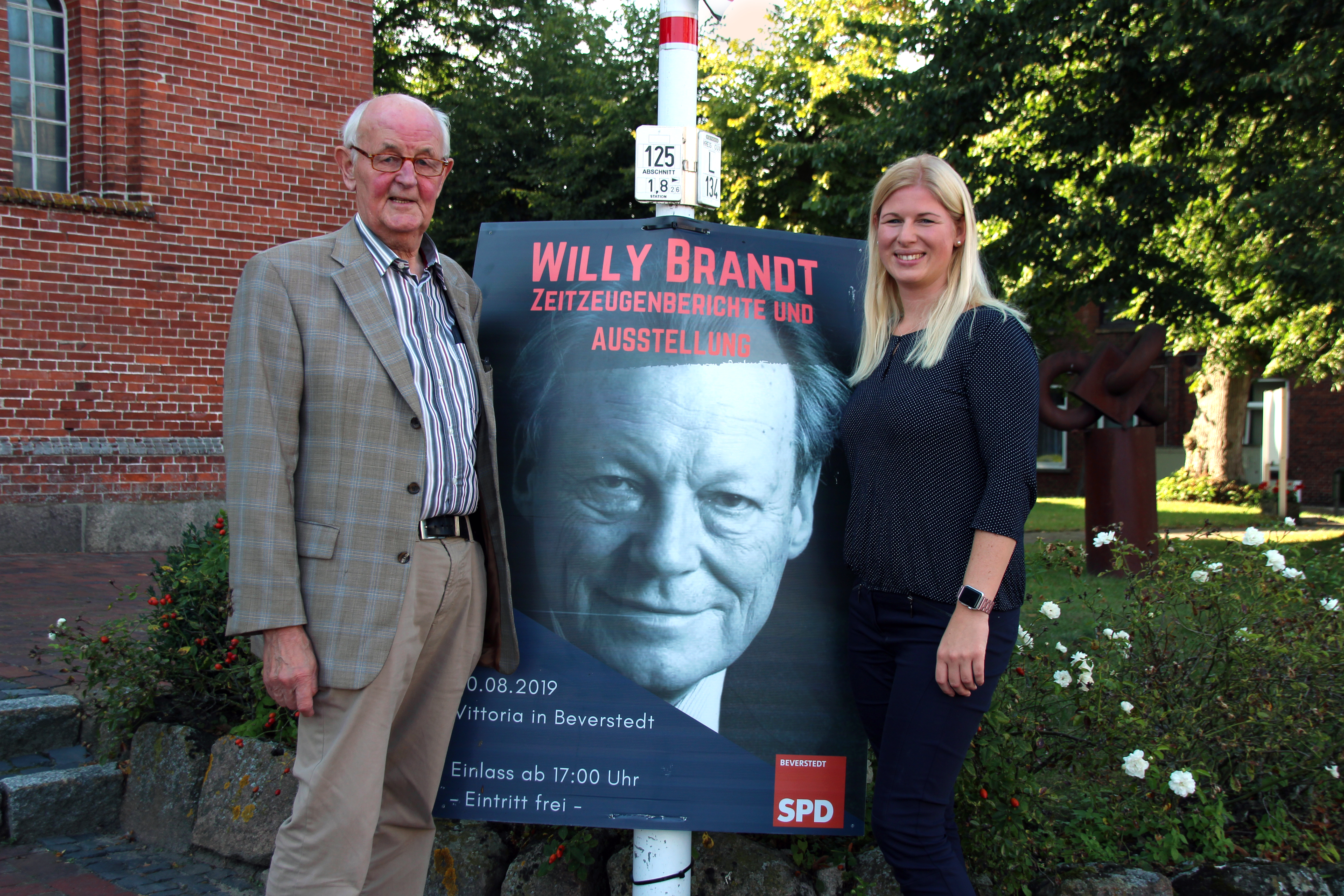 Willy verbindet: Als Brandt 1969 in Beverstadt Halt machte, war Martin Mensen dort SPD-Chef. Heute leitet Claudia Suhr den Ortsverein.