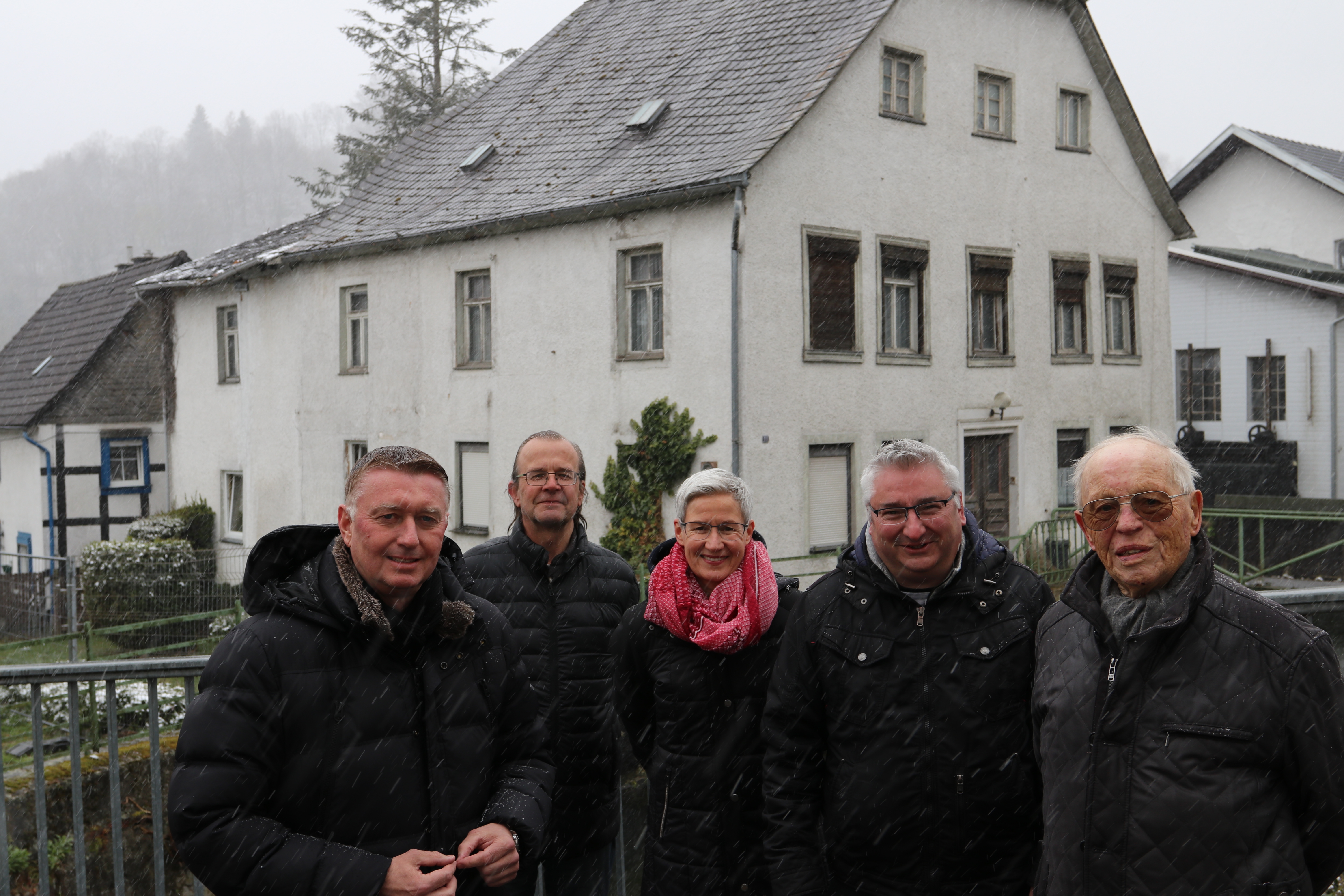 Kämpfen für den Erhalt des Geburtshauses von Wilhelm Hasenclever: Frank Neuhaus (v.l.), Jens Hahnwald, Dorothee Brunsing-Aßmann, Rainer Mühlnickel und Ferdi Frank von der SPD in Arnsberg vor der alten Lohmühle.