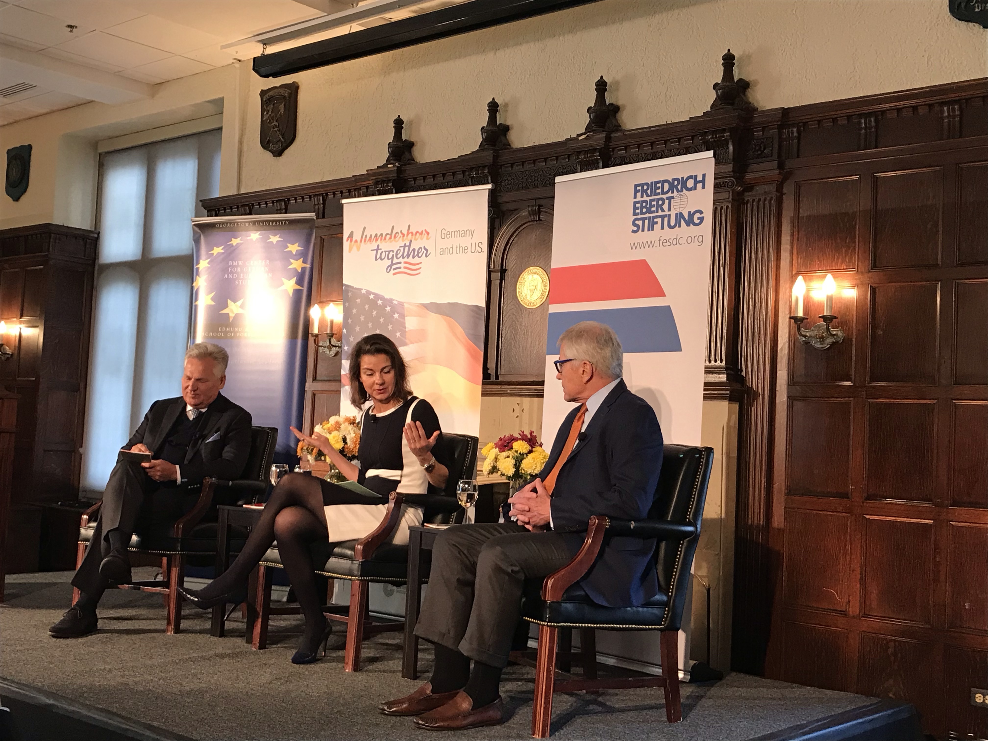 Diskutierten in Washington anlässlich von 30 Jahren Mauerfall (v.li.): der frühere polnische Präsident Aleksander Kwaśniewski, Moderatorin Anja Bröker von der ARD und der ehemalige US-Verteidigungsminister Chuck Hagel.