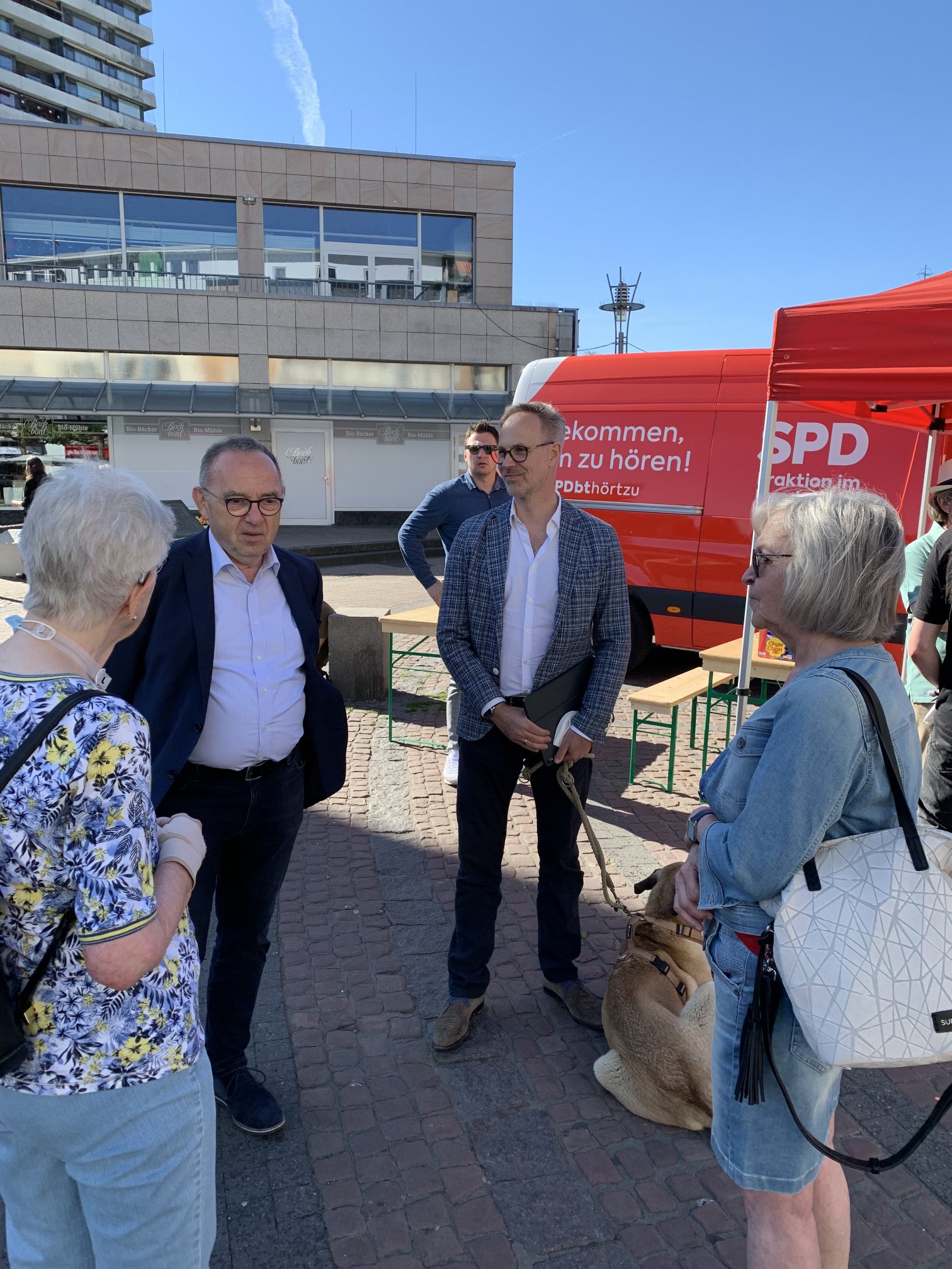 SPD-Bundestagskandidat Sebastian Fiedler im Gespräch mit dem SPD-Vorsitzenden Norbert Walter-Borjans.