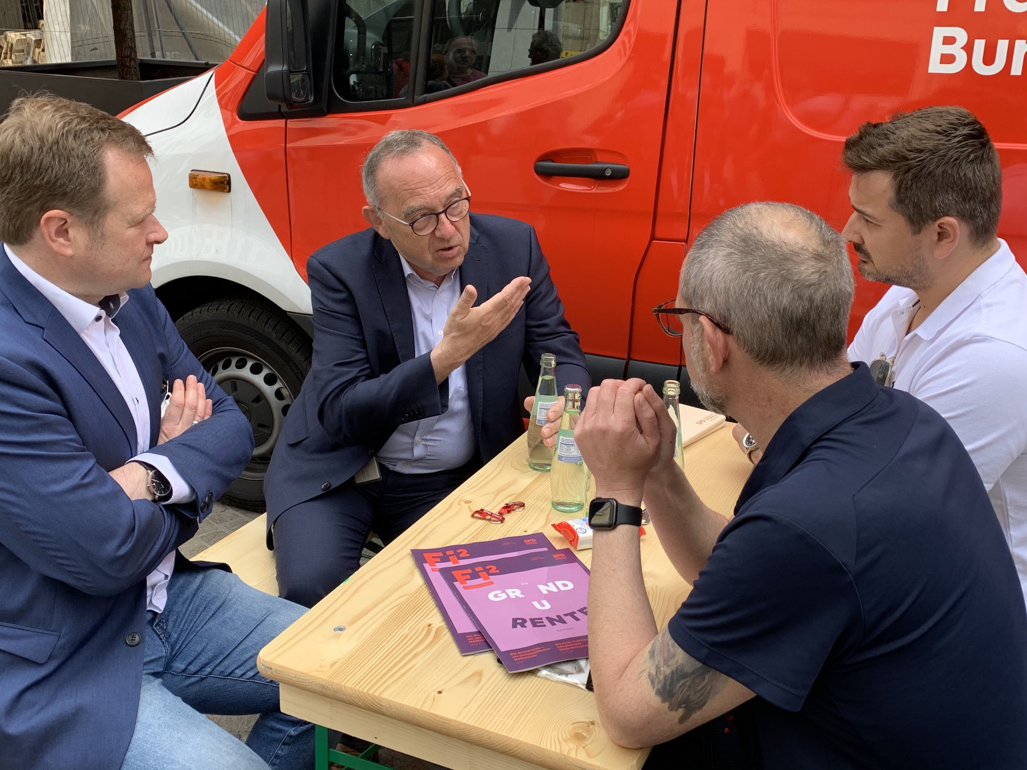 Der SPD-Vorsitzende Norbert Walter-Borjans und der SPD-Bundestagsabgeordnete Frank Schwabe im Gespräch mit Vertretern von Handel und Gastronomie in Recklinghausen.