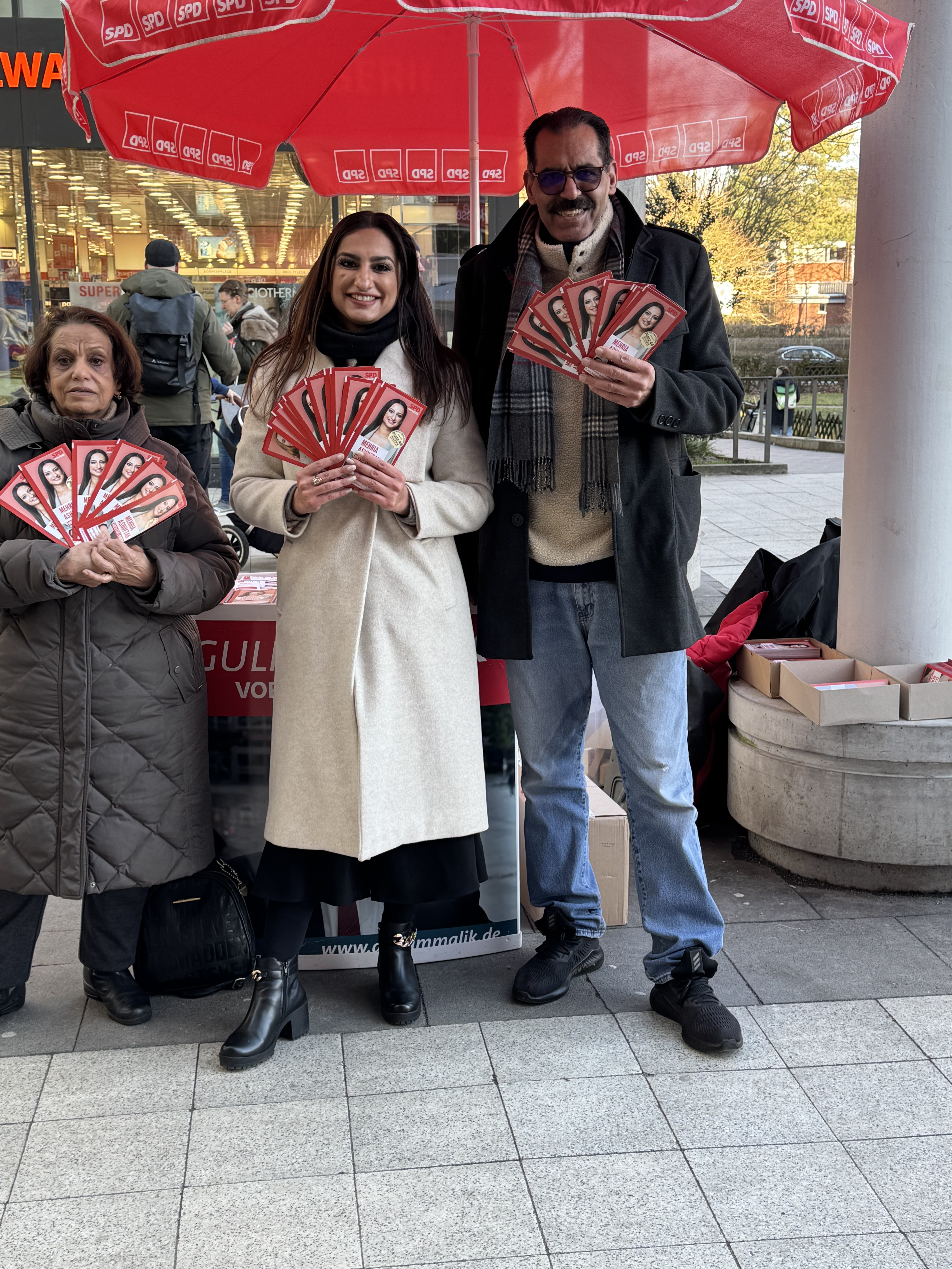 Mehria Ashuftah macht zusammen mit ihren Eltern Wahlkampf.