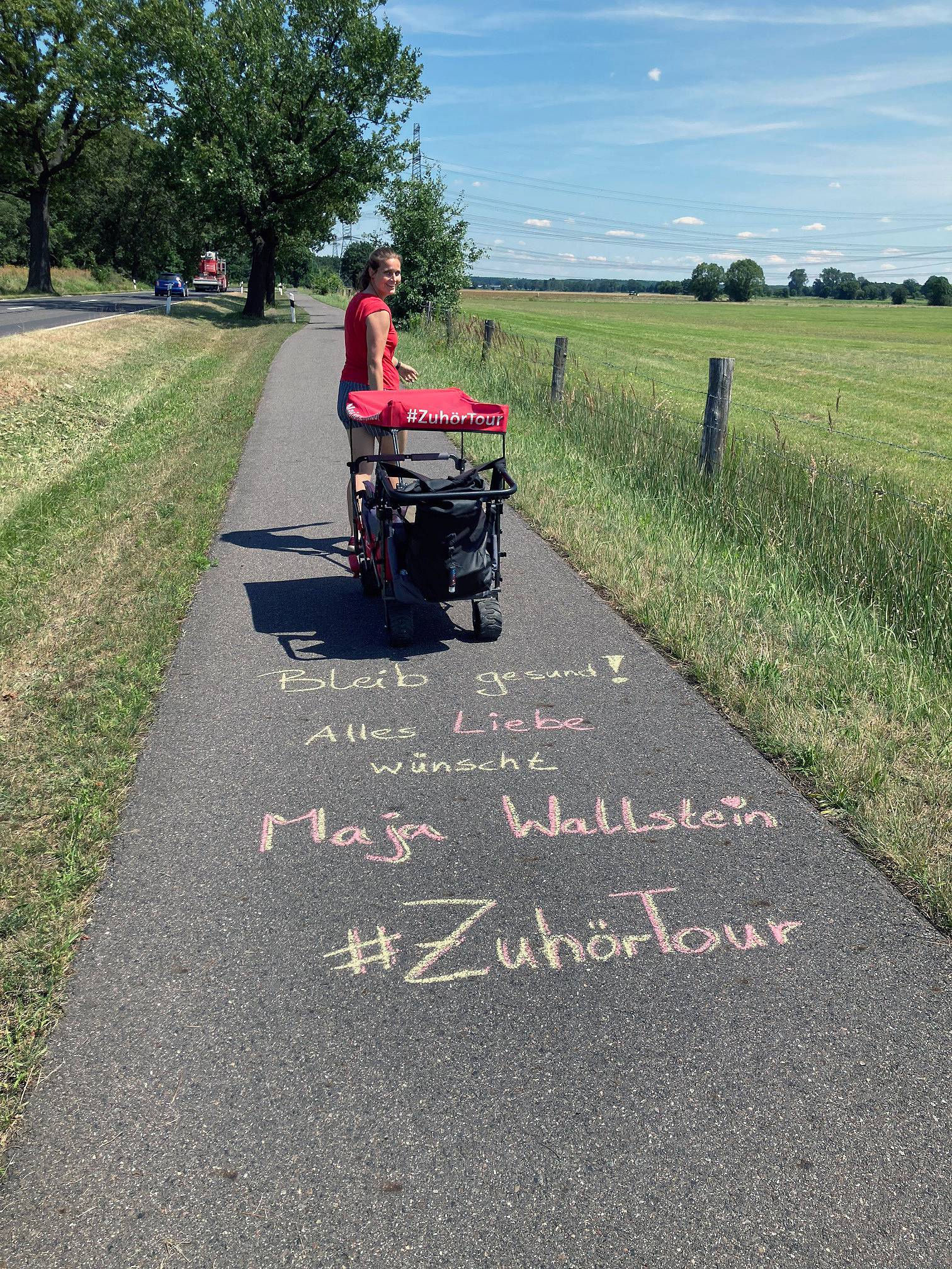 Auf ihrem Weg mit dem Bollerwagen hinterlässt Maja Wallstein Grüße.