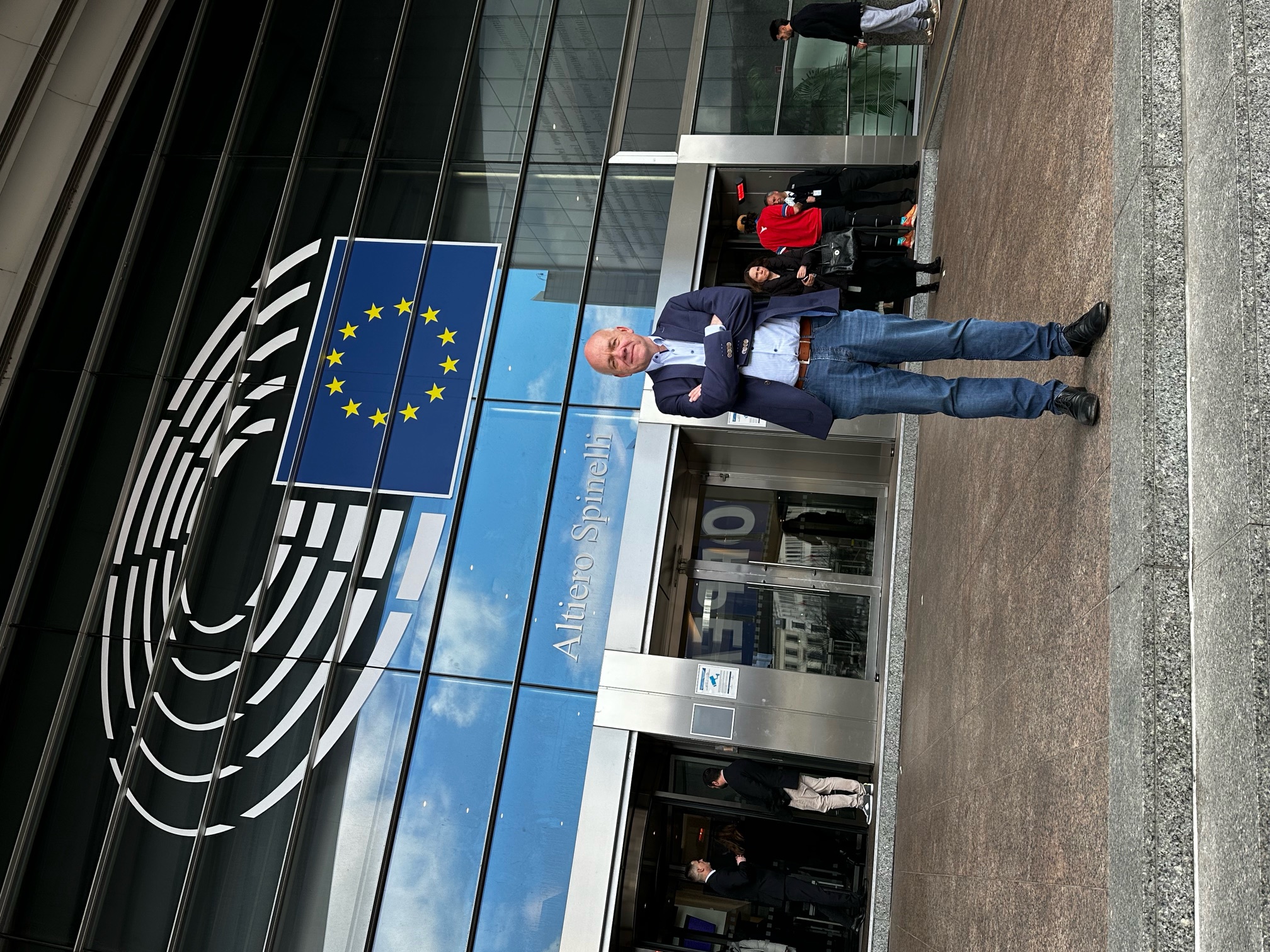 Thomas Rieke vor dem Europaparlament in Brüssel.