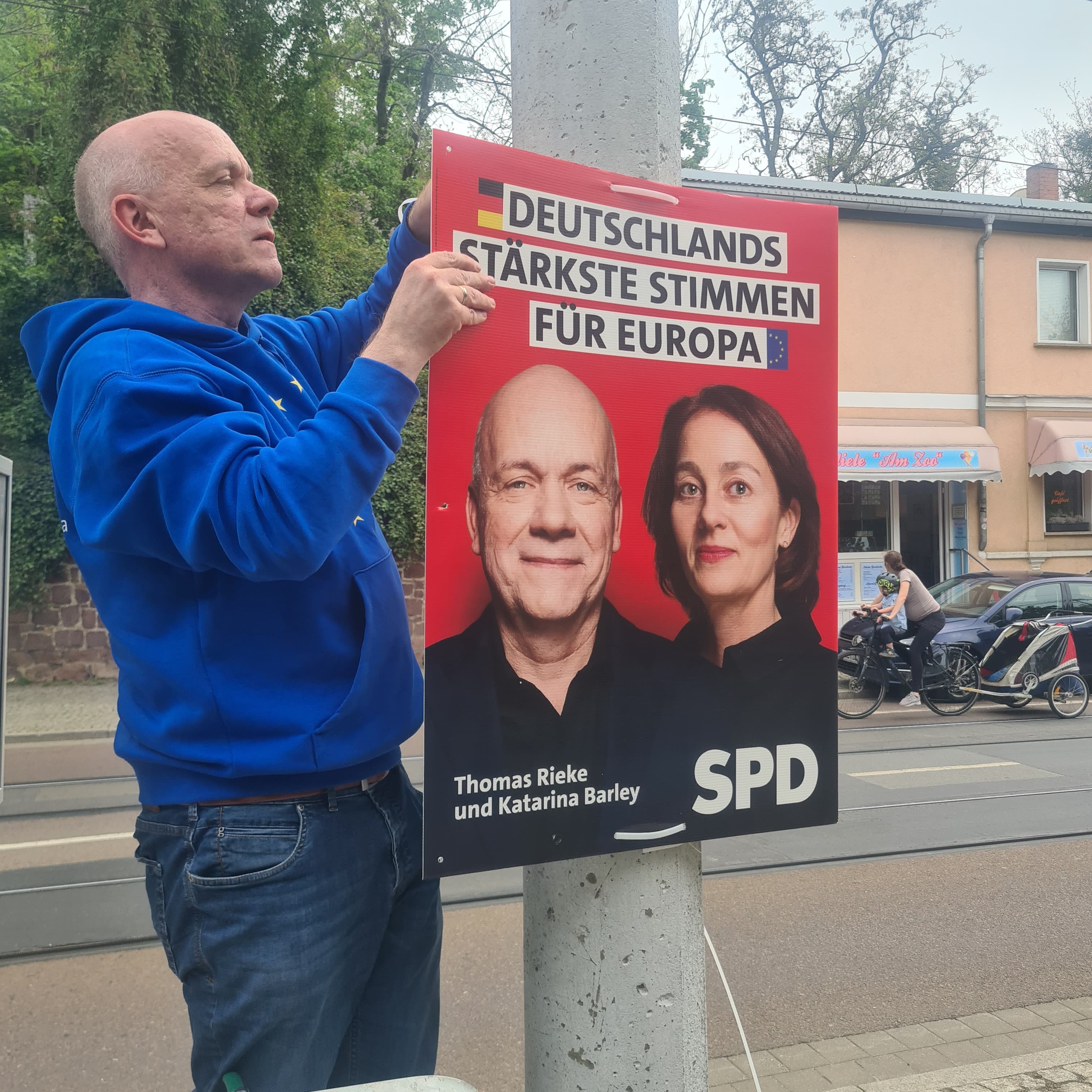 Thomas Rieke beim Plakatieren im Wahlkampf