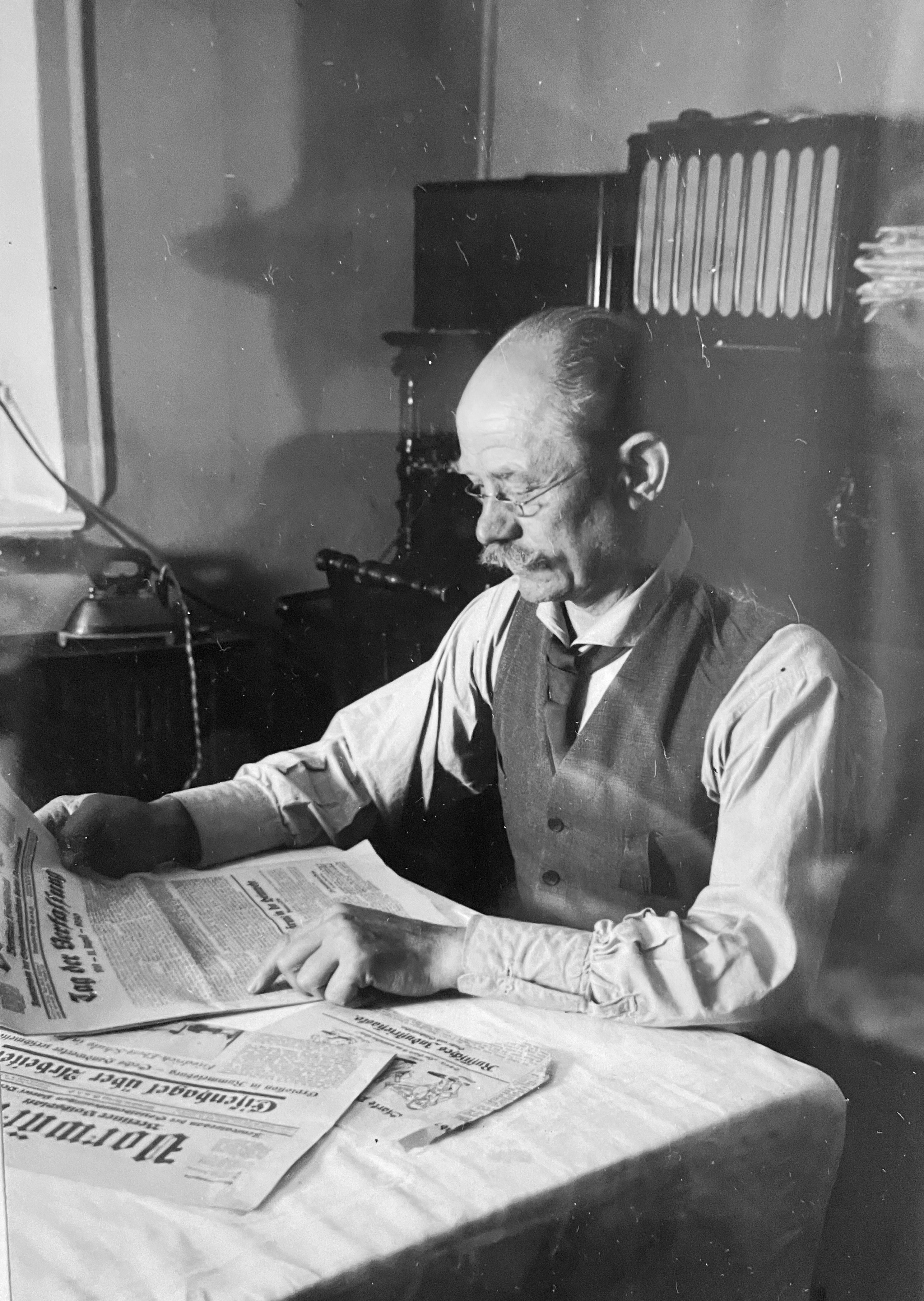 Seltenes Foto: Franz Itting vor dem Zweiten Weltkrieg bei der Lektüre des „Vorwärts“