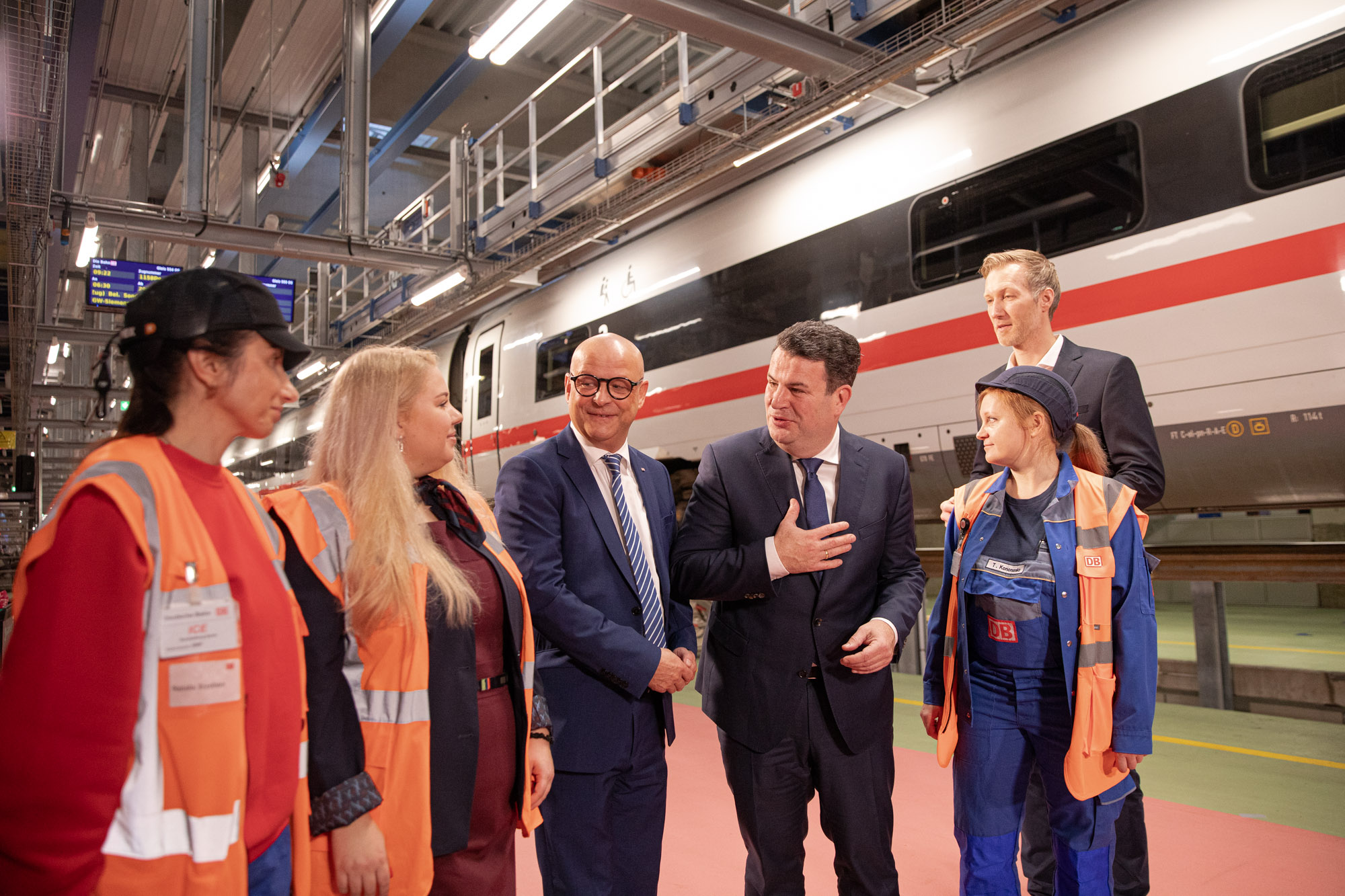 Bundesarbeitsminister Hubertus Heil mit ukrainischen Mitarbeiterinnen der Deutschen Bahn 