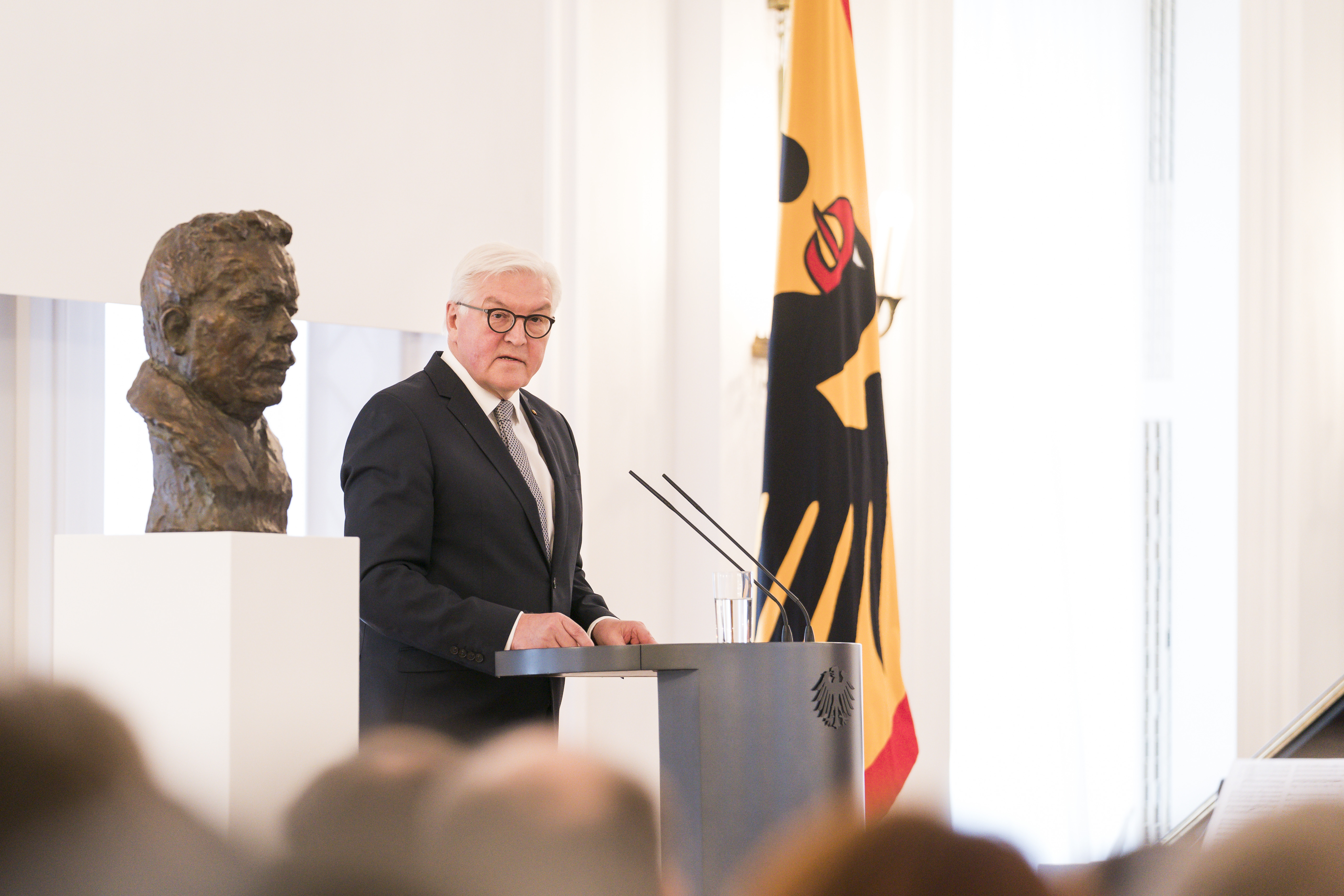 Friedrich Ebert immer im Blick: Das Amtszimmer aller Bundespräsidenten seit 1949 schmückt diese Büste von Reichspräsident Ebert, so Bundespräsident Frank-Walter Steinmeier.