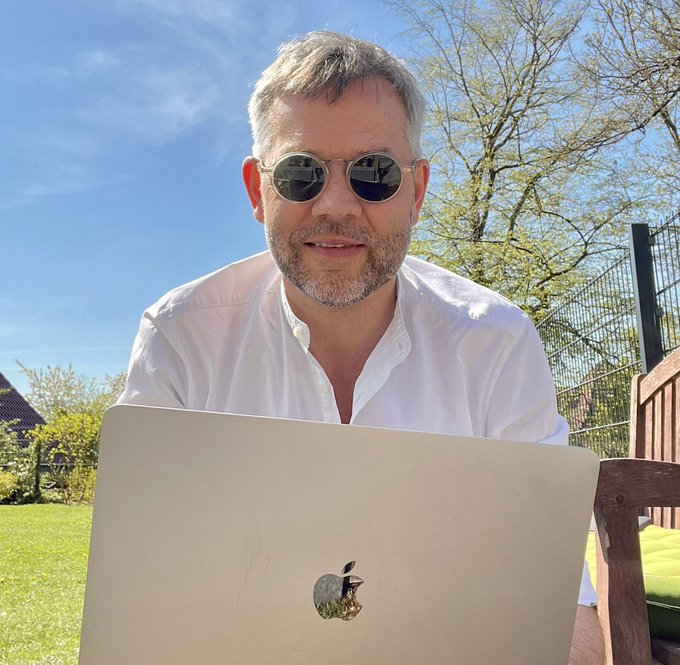 Parteitag im eigenen Garten: Europa-Staatsekretär Michael Roth verband das Angenehme mit dem Politischen.