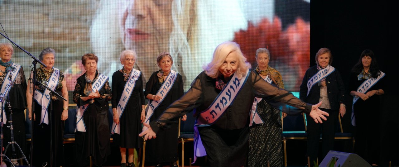 Vom Leben gezeichnet und doch guten Mutes: Rita Kasimow-Braun (vorne) und ihre Konkurrentinnen bei der Miss-Wahl.