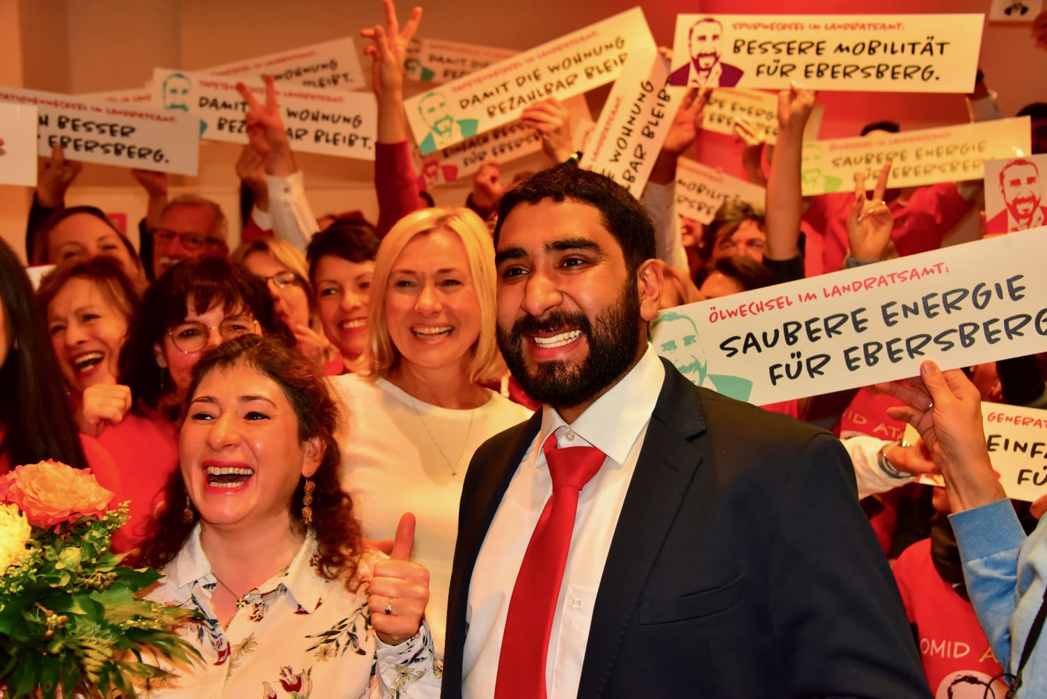 Jubel nach seiner Nominierung: Omid Atai will im Kreis Ebersberg für die SPD Landrat werden.