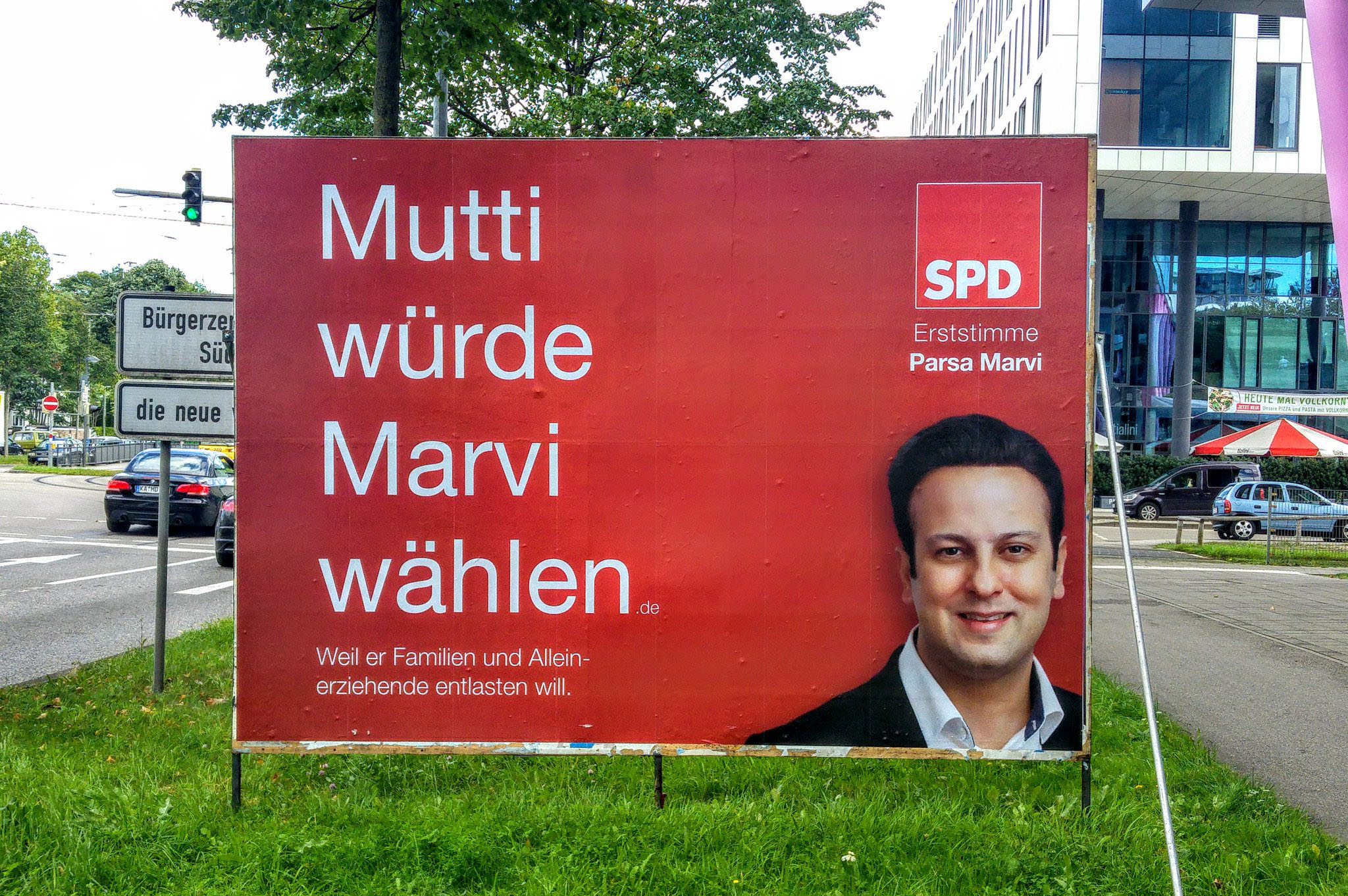 Werben mit Mutti, kämpfen für Muttis: SPD-Bundestagskandidat Parsa Marvi will sich für Familien einsetzen.