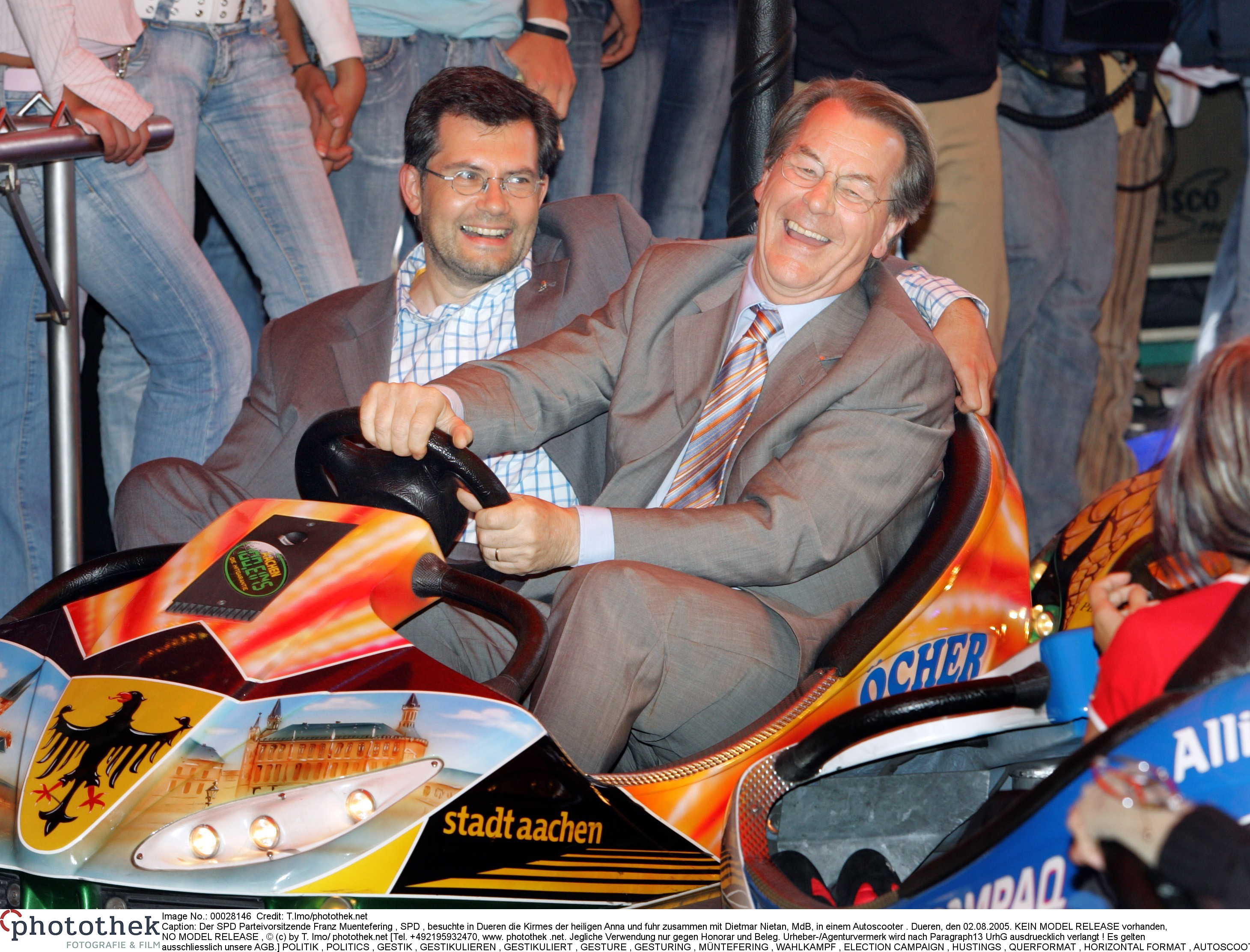 Franz Müntefering und Dietmar Nietan im Autoscooter auf der Dürener Kirmes 2005: Zur Heldenverehrung taugt „Münte“ nicht. Aber warum auch?