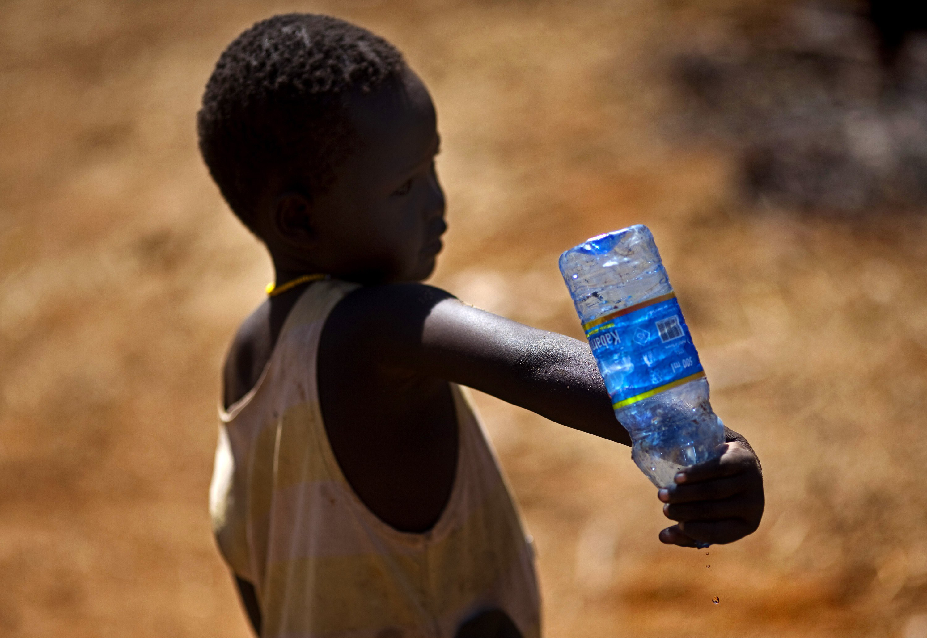 Teile von Afrika spüren den Klimawandel bereits heute: Weite Gebiete kämpfen mit längeren Trockenphasen und sauberes Trinkwasser wird zur Mangelware. 