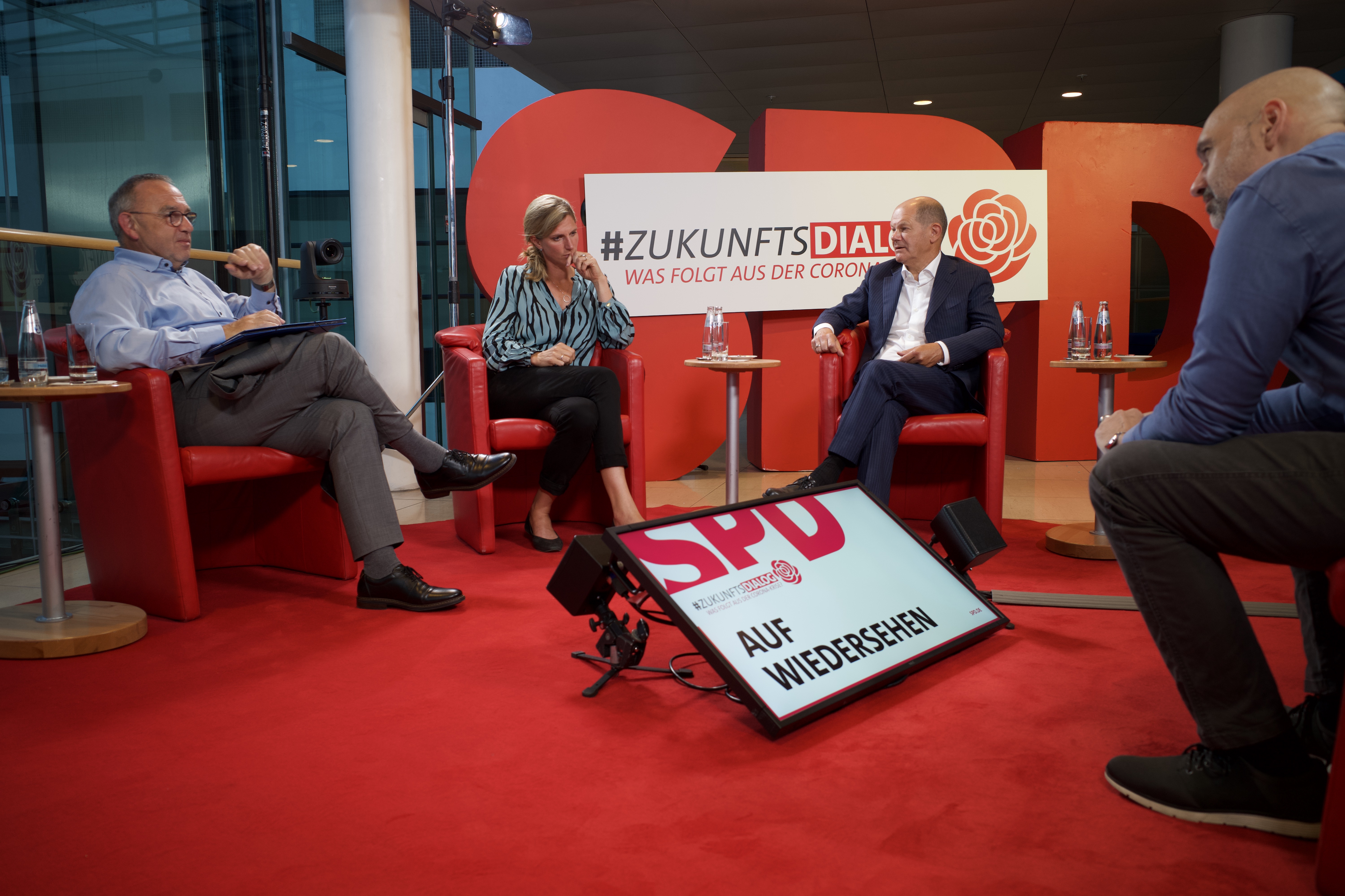 Wie kann eine Wirtschaft nach Corona aussehen – darüber diskutierten Norbert Walter-Borjans, Maja Göpel Olaf Scholz mit Moderator Daniel Finger und dem zugeschalteten Achim Truger beim SPD-Zukunftsdialog.