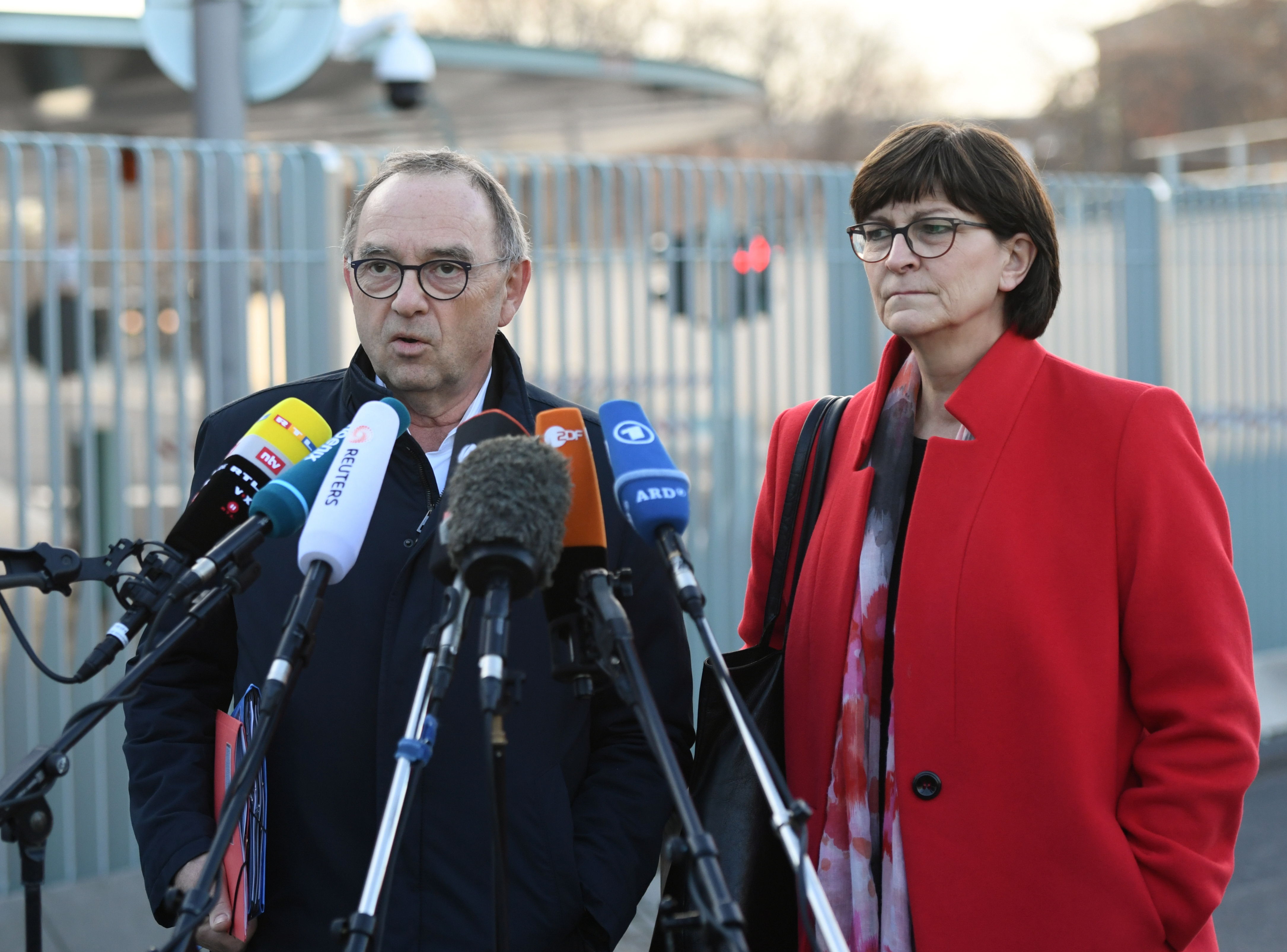 Klarer Kurs gegen Rechts: Die SPD-Vorsitzenden Saskia Esken und Norbert Walter-Borjans nach dem Krisentreffen des Koalitionsausschusses im Bundeskanzleramt.