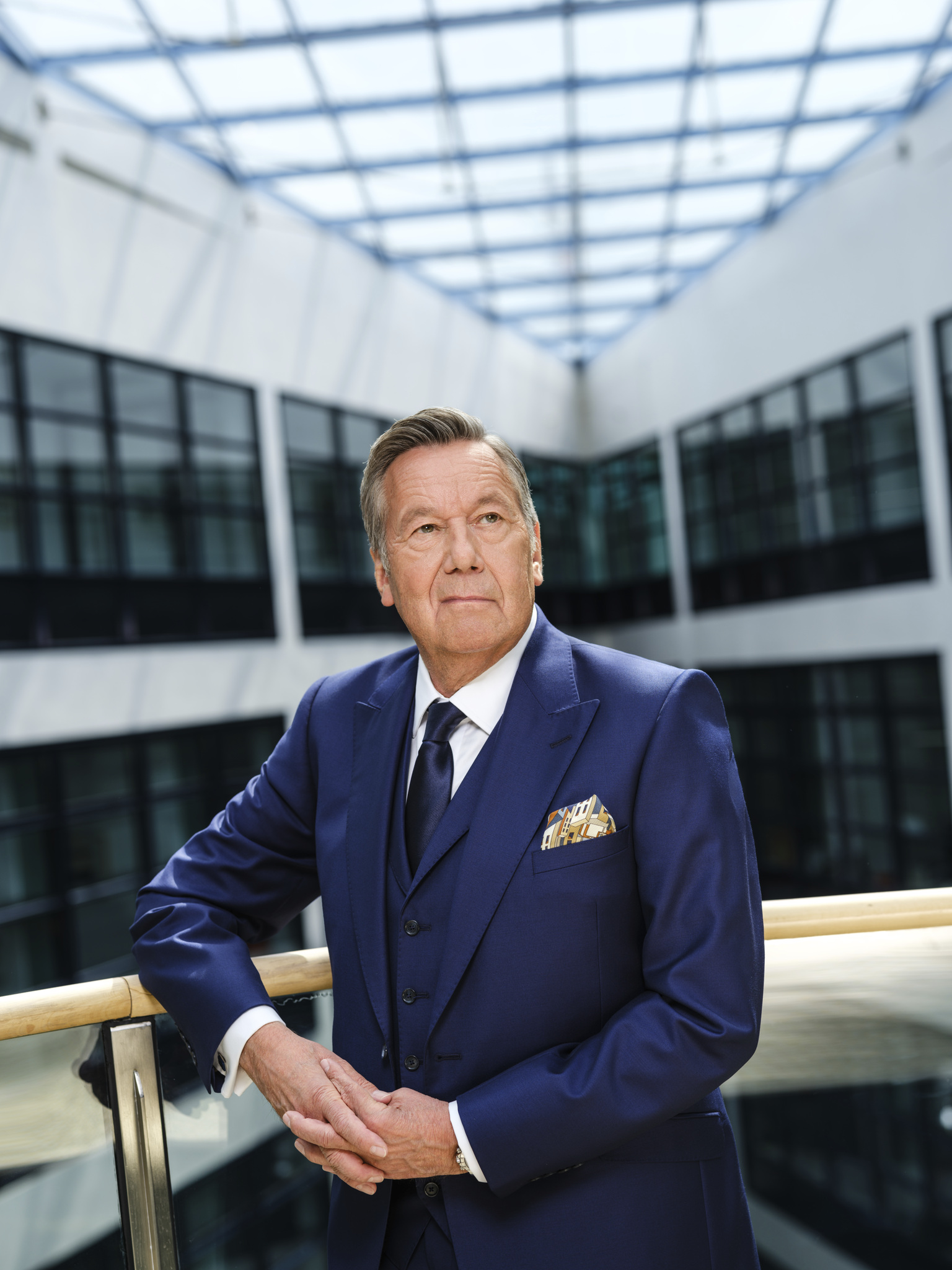 An die architektonische Besonderheit des Willy-Brandt-Hauses erinnert: Sänger Roland Kaiser in der SPD-Parteizentrale
