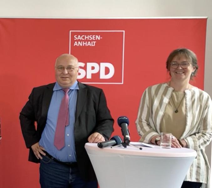 Zufrieden mit dem Eregbnis des Mitgliederentscheids: die Vorsitzenden der SPD Sachsen-Anhalt Juliane Kleemann und Andreas Schmidt