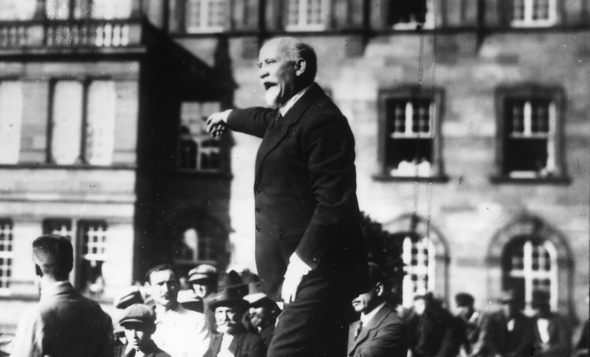 Aufruf zum Widerstand: Am 7. Juni 1922, drei Tage nach dem Anschlag, mahnt Philipp Scheidemann auf einer Großkundgebung vor dem Kasseler Rathaus zur Wachsamkeit gegenüber den Gefahren für die Demokratie.