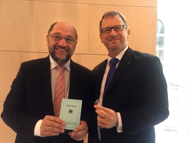 „Eine Ehre“: SPD-Chef Martin Schulz (l.) wurde vom Vorsitzenden Johannes Kahrs ins „Reichsbanner Schwarz-Rot-Gold“ aufgenommen.