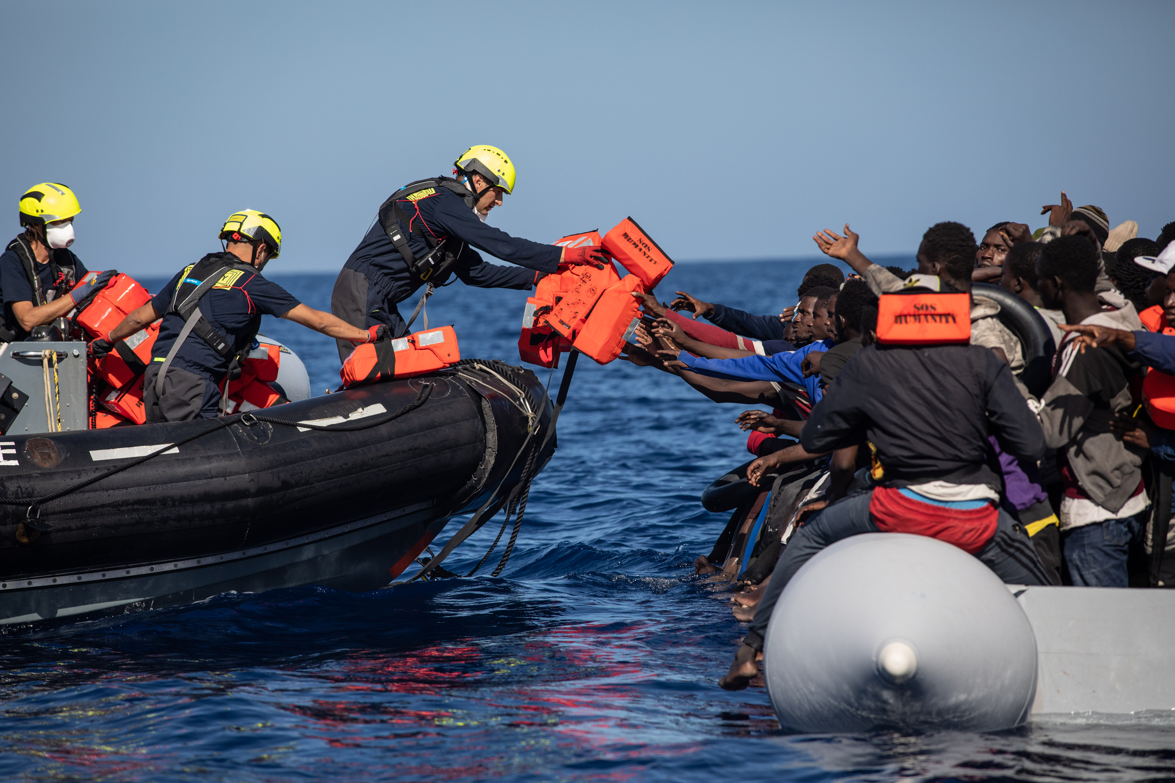 Eigentlich eine staatliche Aufgabe: Private Seenotretter von SOS Humanity im Mittelmeer