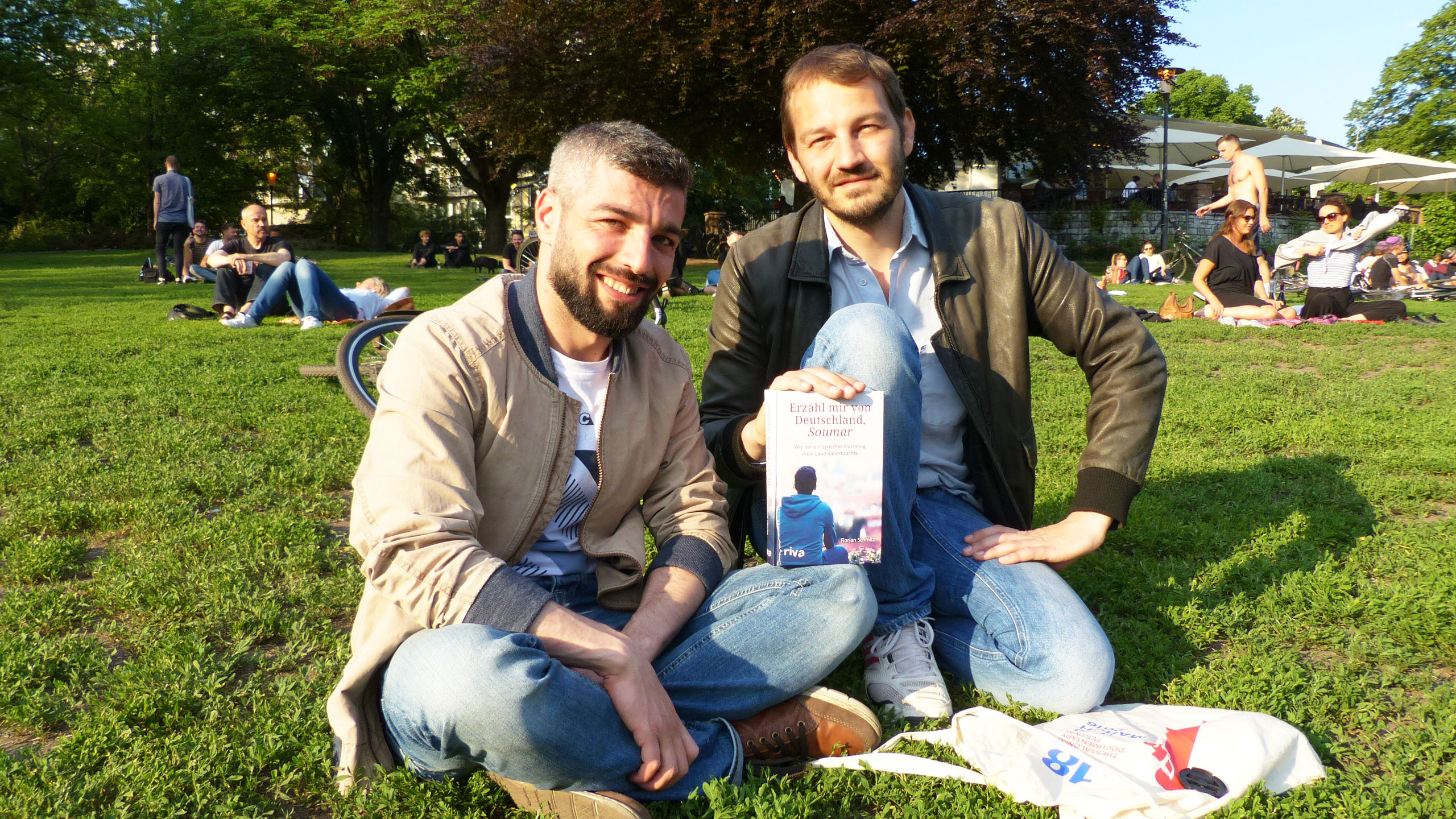 Der eine kommt, der andere geht: Soumar Abdullah (l.) und Florian Schmitz verbindet eine gemeinsame Geschichte, die jetzt als Buch erschienen ist.