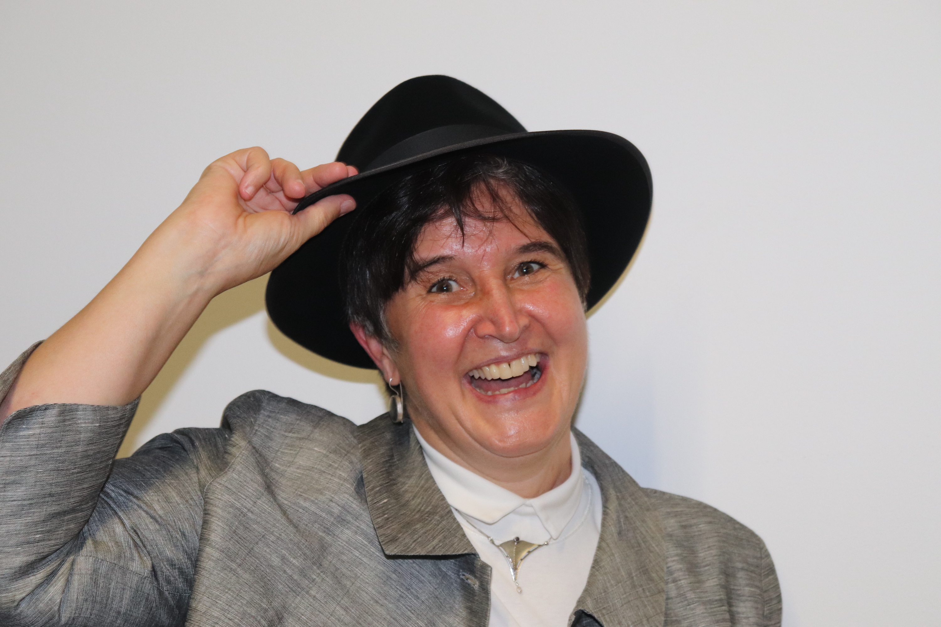 Gut behütet für Frauenrechte: Die ASF-Vorsitzende und SPD-Europaabgeordnete Maria Noichl ist Trägerin des 35. Sozialistenhuts der SPD Lindau.