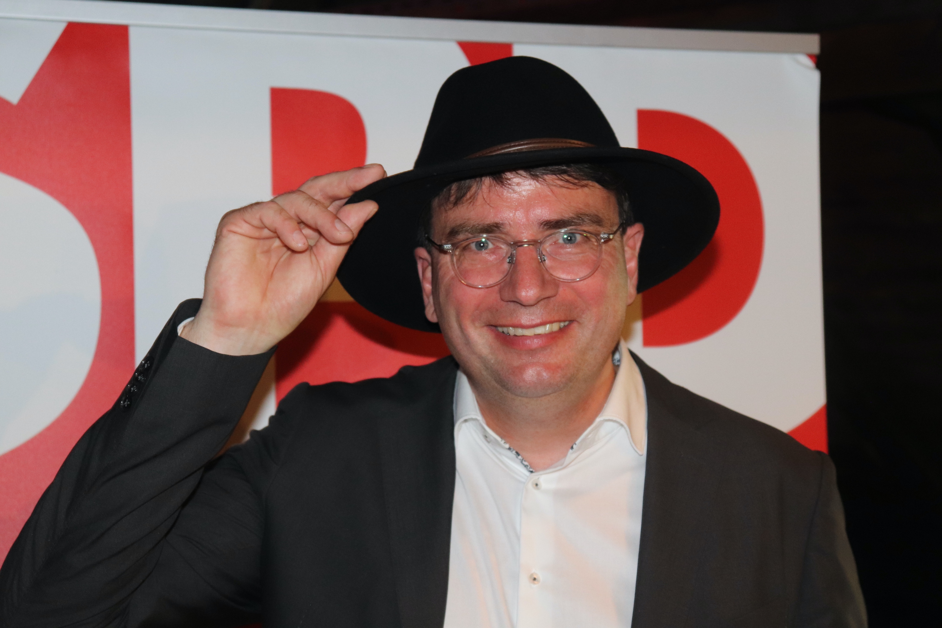 Florian von Brunn hat den Sozialistenhut des SPD-Kreisverbandes Lindau erhalten 