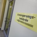 Ein Schild mit der Aufschrift „Einbürgerungsbehörde“ hängt in einem Bürgeramt in Berlin.