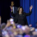 „Wir gehen nicht zurück“: Bei ihren Auftritten versprüht US-Präsidentschaftskandidatin Kamala Harris Optimismus.