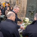 Gemeinsam mit Sachsen-Anhalts Ministerpräsident Reiner Haseloff legte Bundeskanzler Olaf Scholz Blumen am Ort des Anschlags in Magdeburg ab.