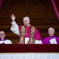 Der neue Papst Leo XIV. richtet am Donnerstagabend auf dem Petersplatz seine ersten Worte an die Gläubigen.