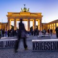 Schriftzug vor dem Brandenburger Tor: „80 Jahre Kriegsende“