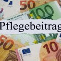 Geldscheine mit dem Aufdruck Pflegebeitrag