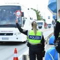 Ein Polizist und eine Polizistin auf Grenzkontrolle
