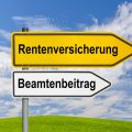 Computergenerierter Wegweiser mit den Aufschriften "Rentenversicherung" und "Beamtenbeitrag"
