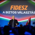 Viktor Orbán steht vor Publikum und spricht.