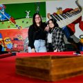 Zwei Mädchen im Clubraum des Vereins Die Arche in Berlin
