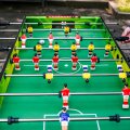 Jugendliche beim Kickern in einer Freizeiteinrichtung