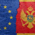 EU-Fahne und die Fahne Montenegros nebeneinander auf eine Häuserwand gesprayed